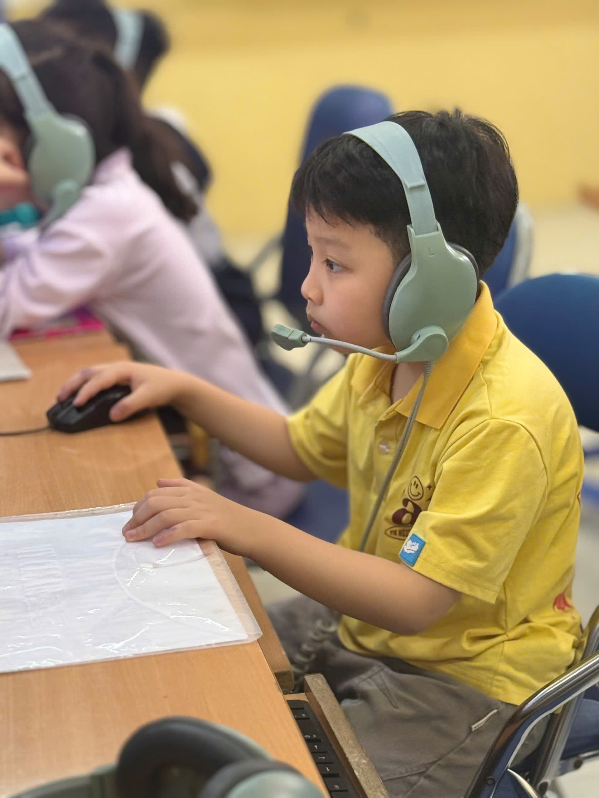 A child wearing headphones and using a computer mouse

AI-generated content may be incorrect.