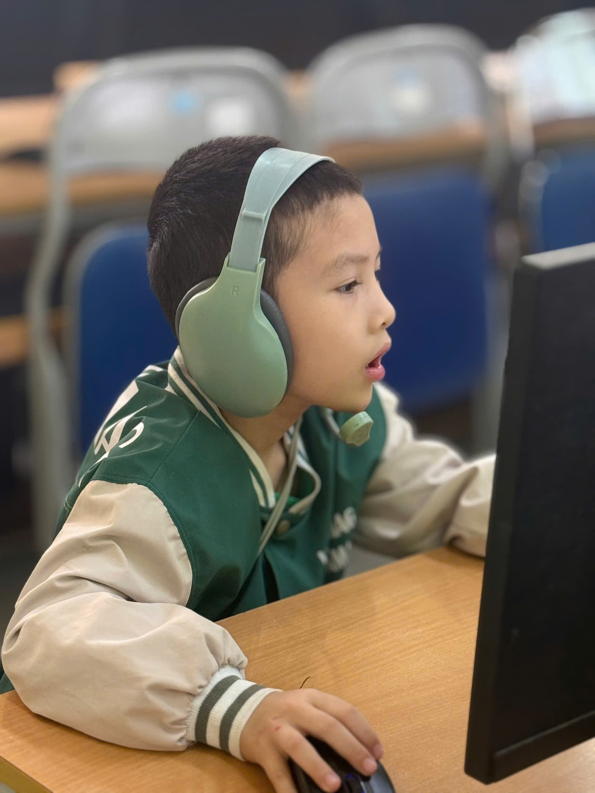 A child wearing headphones and looking at a computer

AI-generated content may be incorrect.