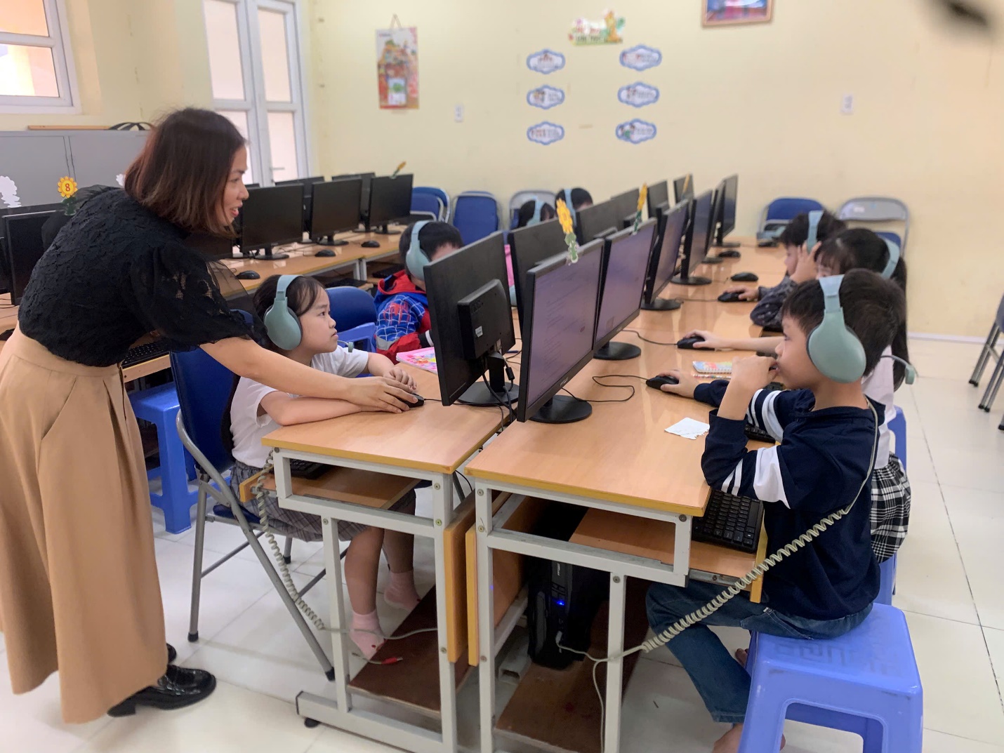 A group of kids in a classroom

AI-generated content may be incorrect.