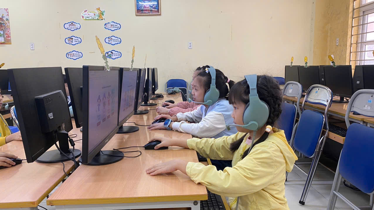 A group of kids using computers

AI-generated content may be incorrect.