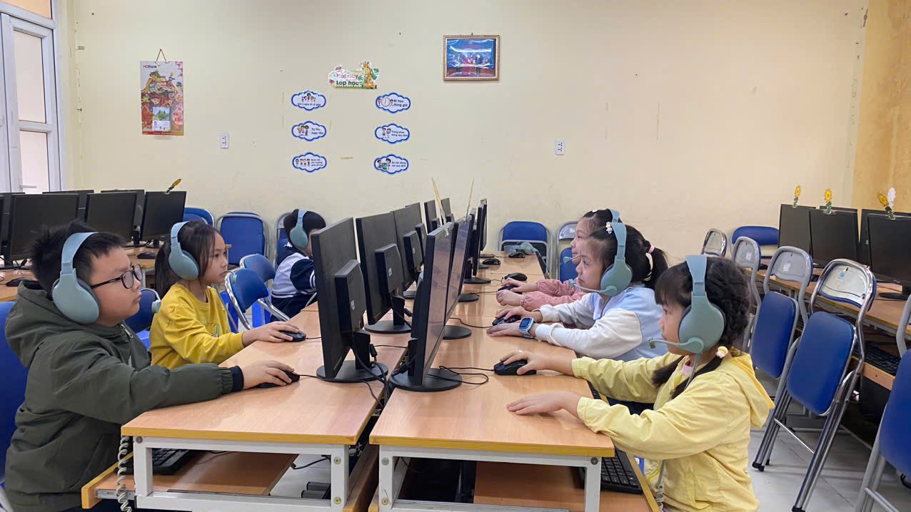 A group of children sitting at a table with computers

AI-generated content may be incorrect.