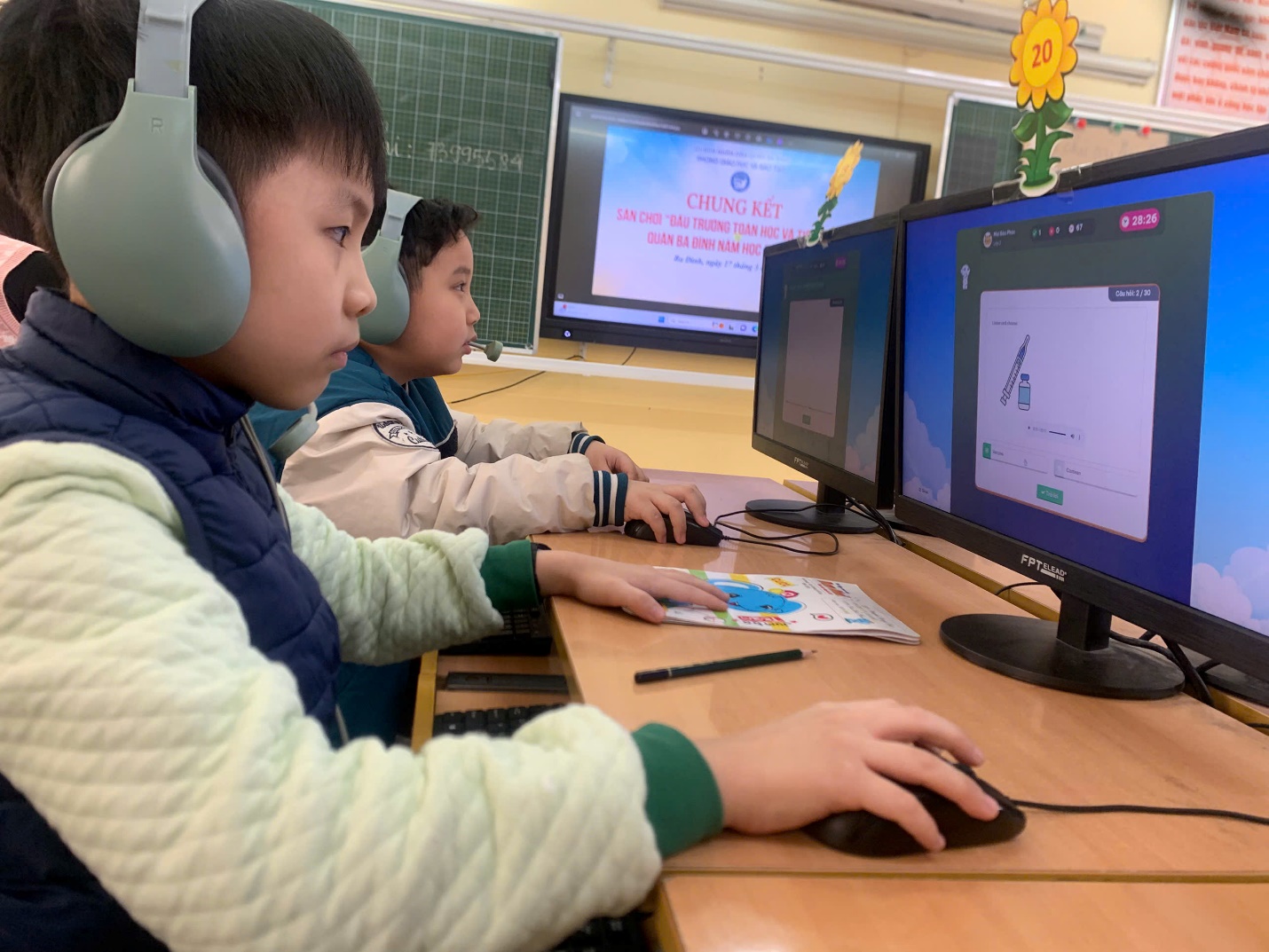 A group of kids sitting at a desk with computers

AI-generated content may be incorrect.
