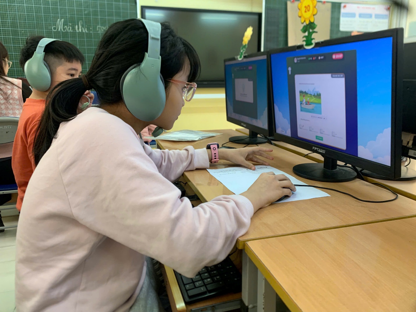 A group of people in front of a computer

AI-generated content may be incorrect.