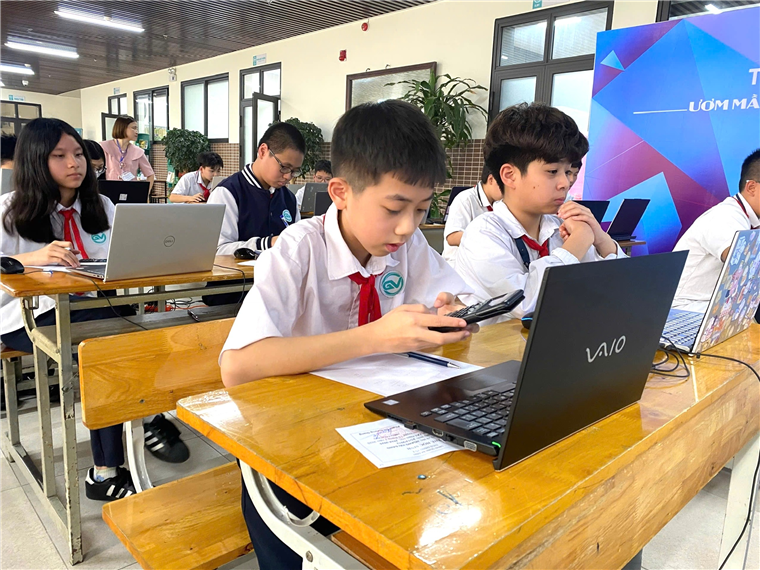 A group of kids sitting at a desk with laptops and a cellphone

AI-generated content may be incorrect.