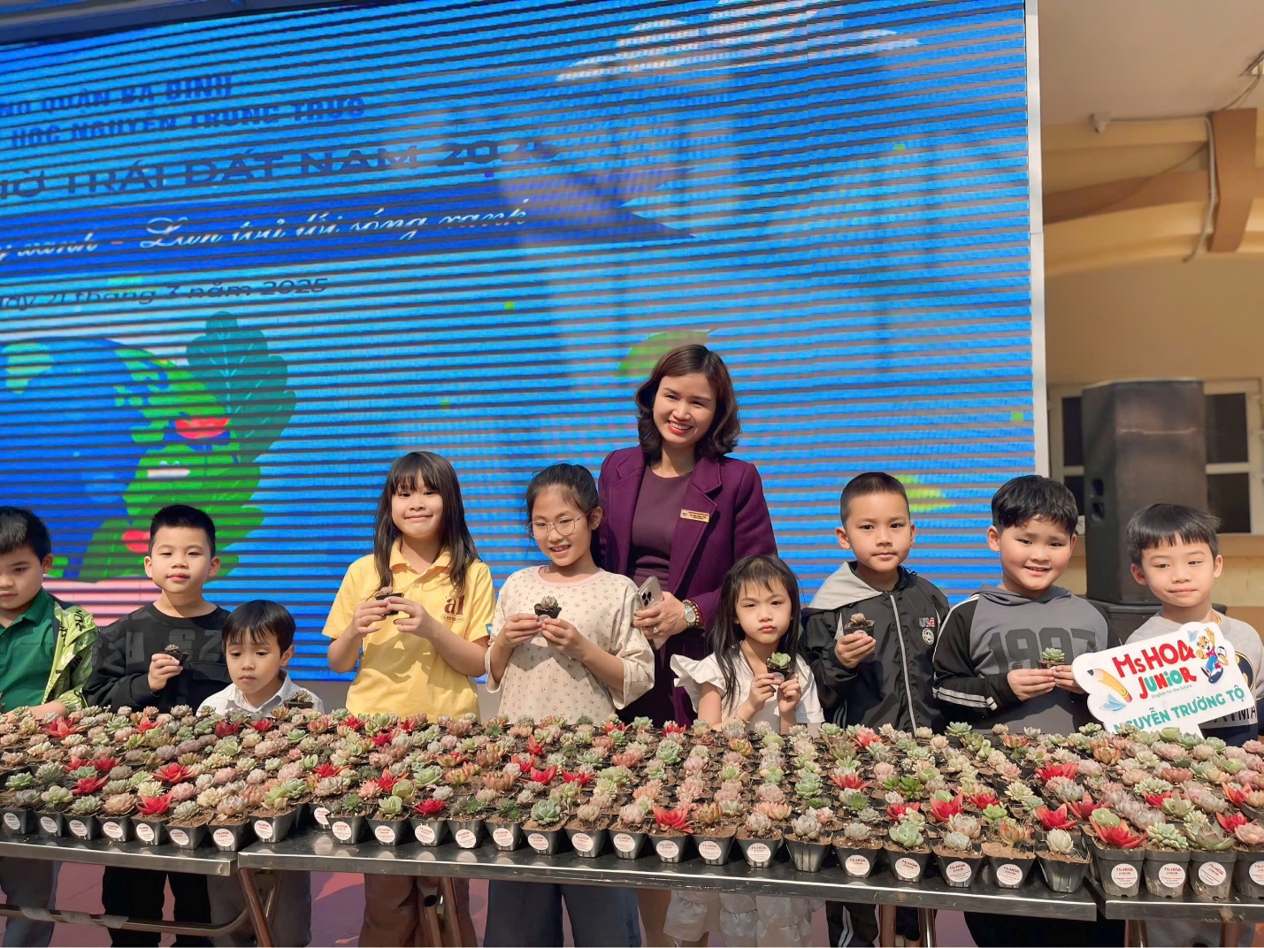 A group of kids posing for a photo

AI-generated content may be incorrect.