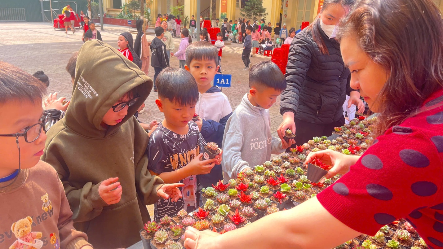 A group of kids standing in a row

AI-generated content may be incorrect.