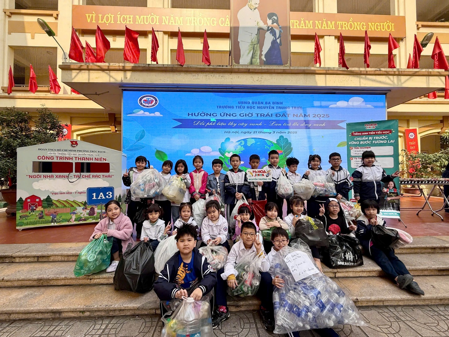 A group of people posing for a photo

AI-generated content may be incorrect.