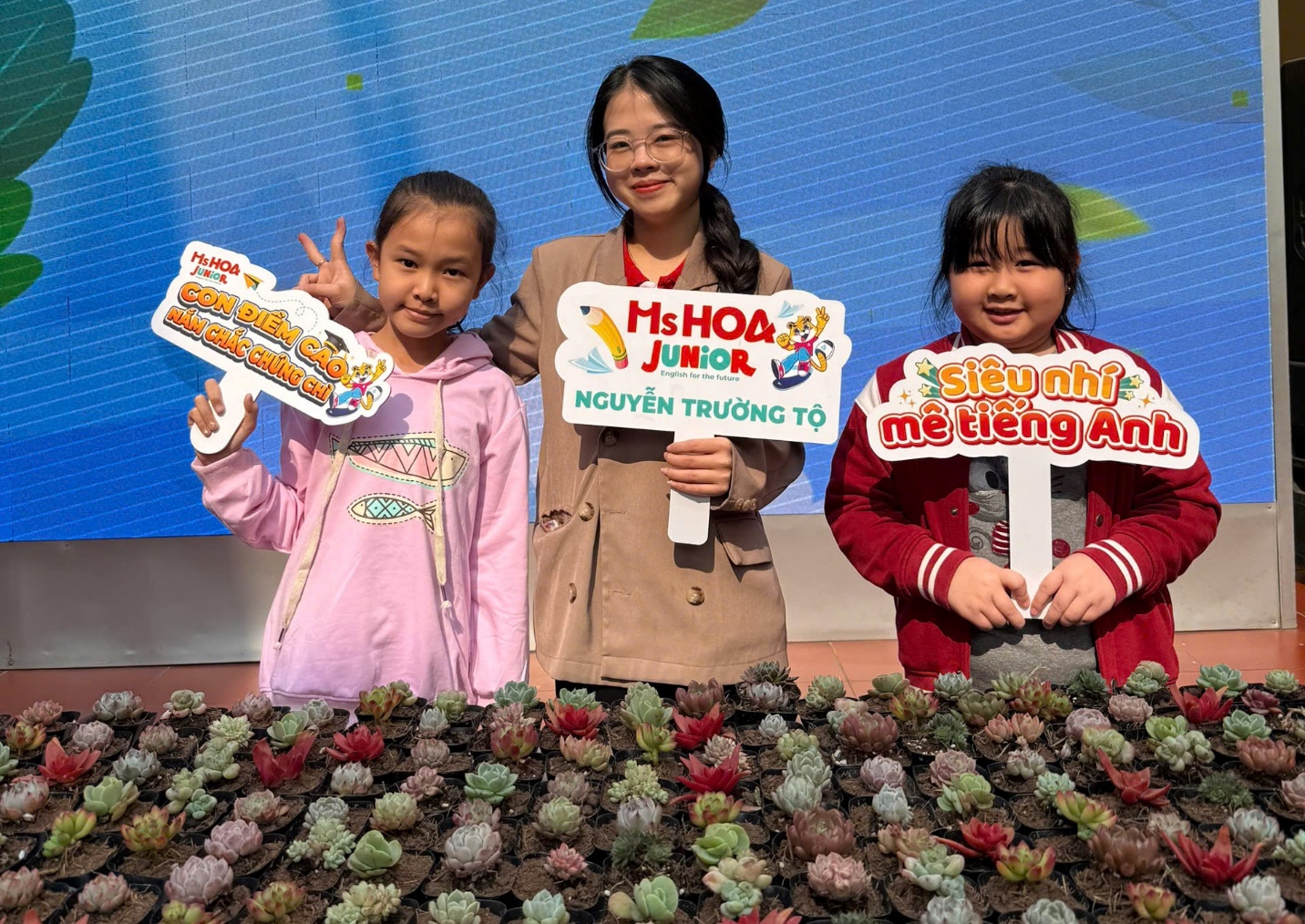 A group of girls holding signs

AI-generated content may be incorrect.