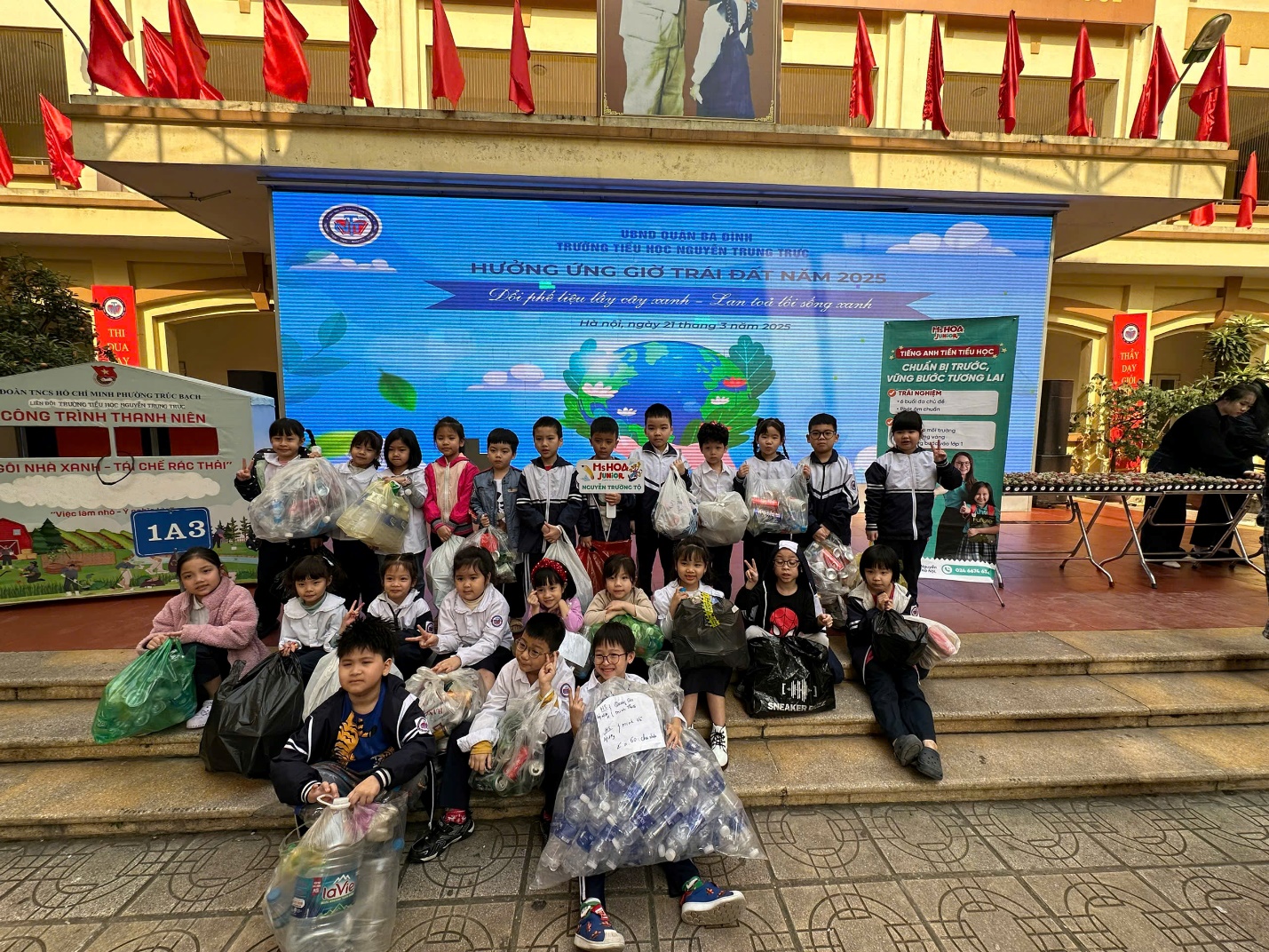 A group of children posing for a photo

AI-generated content may be incorrect.