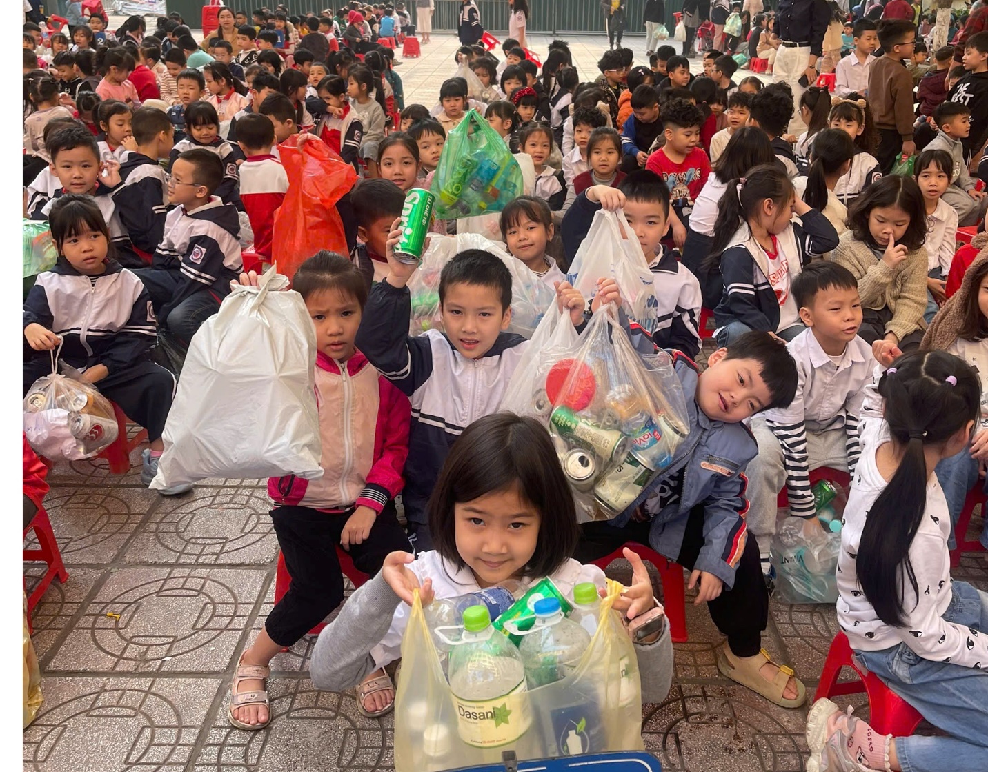 A group of children holding plastic bags

AI-generated content may be incorrect.