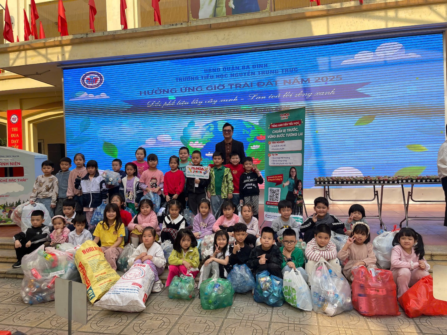 A group of children posing for a photo

AI-generated content may be incorrect.