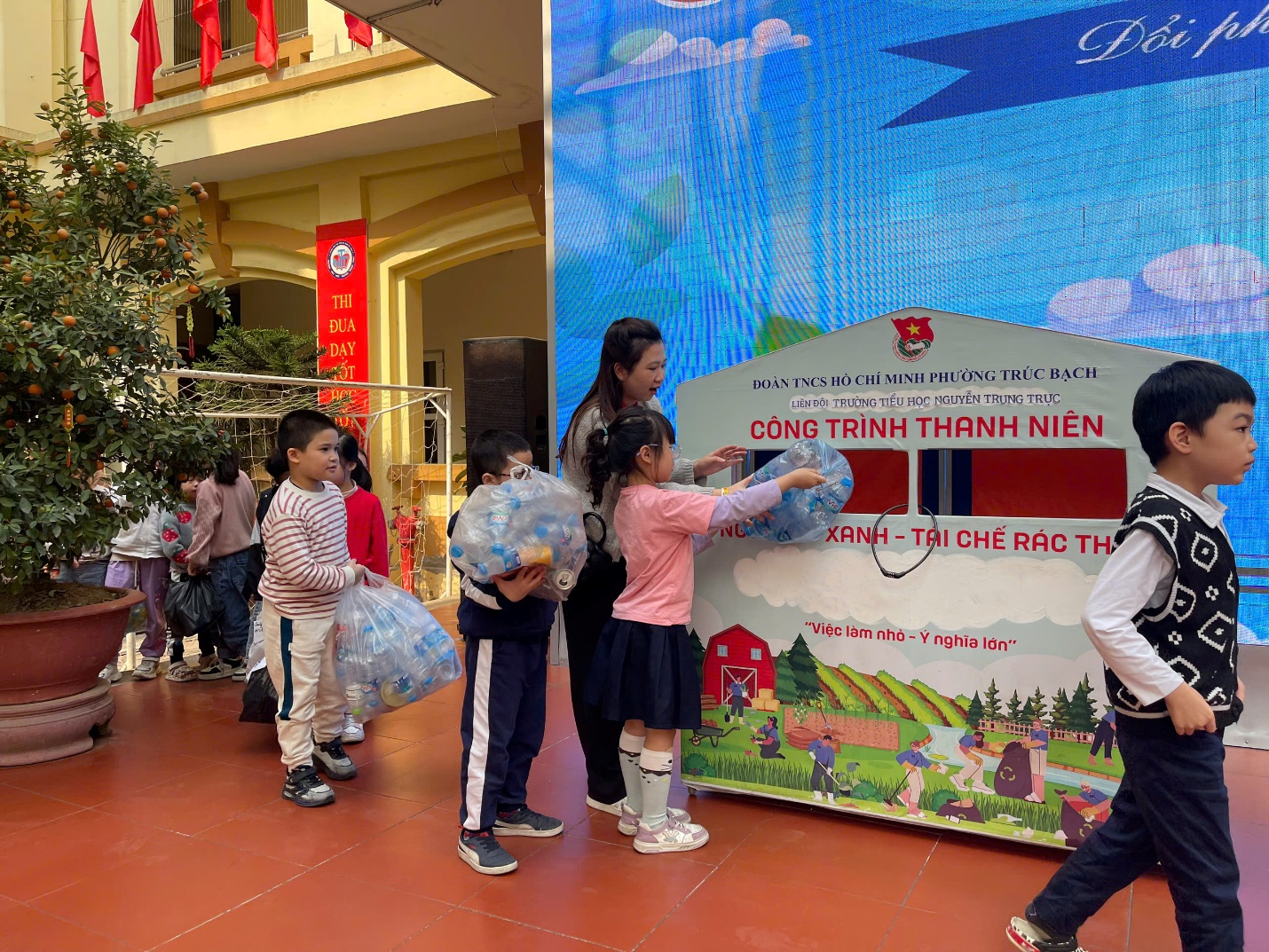 A group of children standing in a line

AI-generated content may be incorrect.