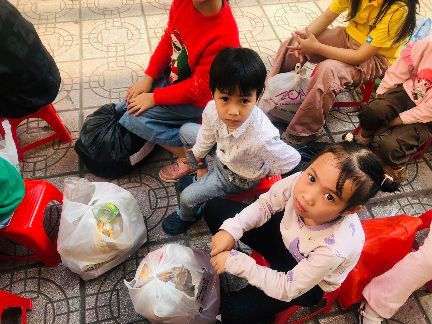 A group of children sitting on the floor

AI-generated content may be incorrect.