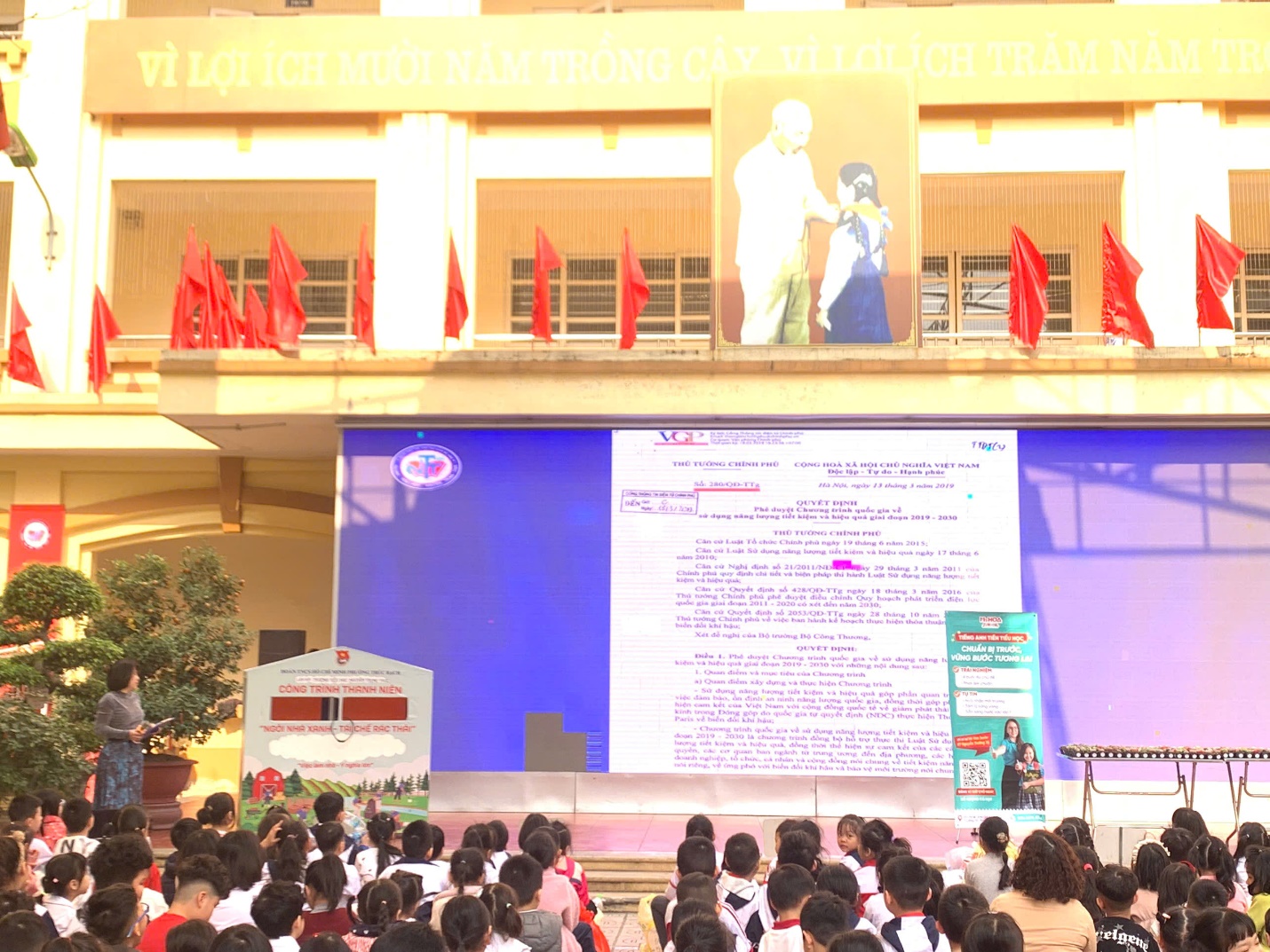 A group of people in front of a large screen

AI-generated content may be incorrect.