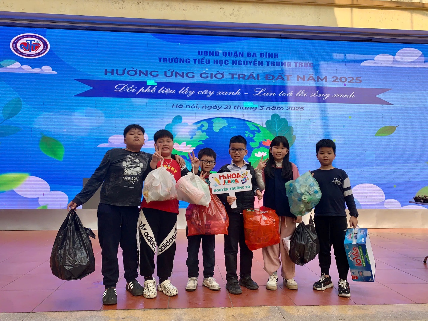 A group of people posing for a photo

AI-generated content may be incorrect.