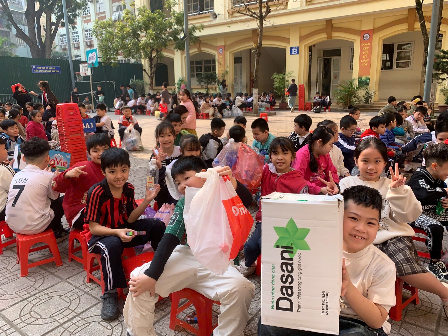 A group of children sitting on red chairs

AI-generated content may be incorrect.