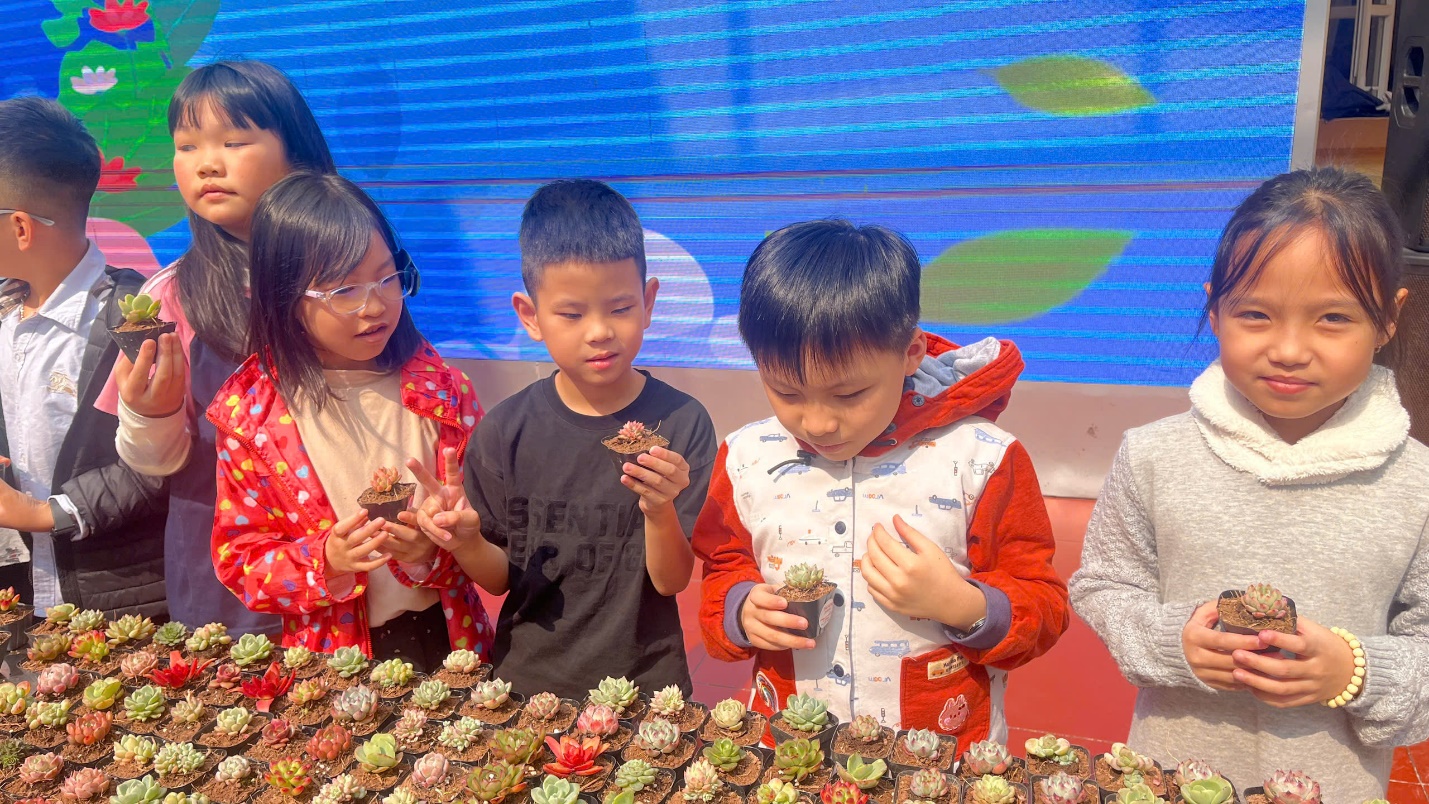 A group of kids looking at small plants

AI-generated content may be incorrect.