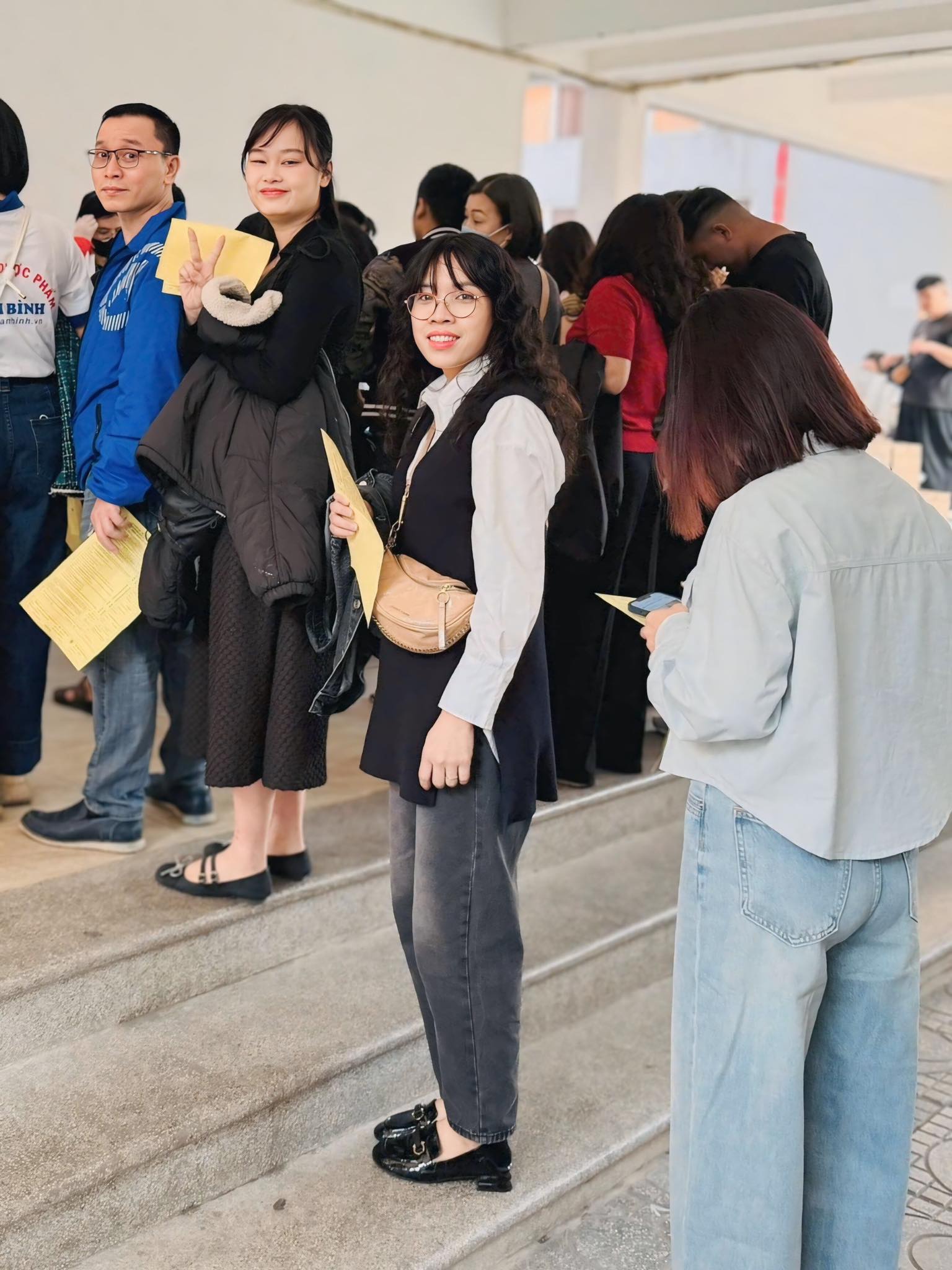 A group of people standing in a line
AI-generated content may be incorrect.