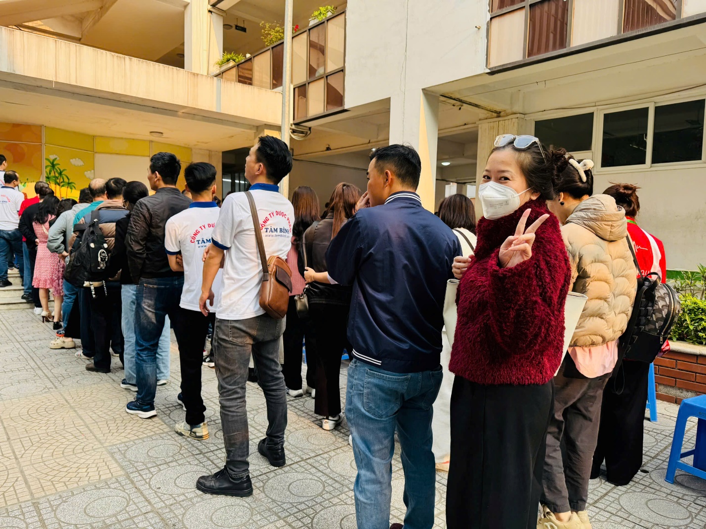 A group of people standing in a line
AI-generated content may be incorrect.