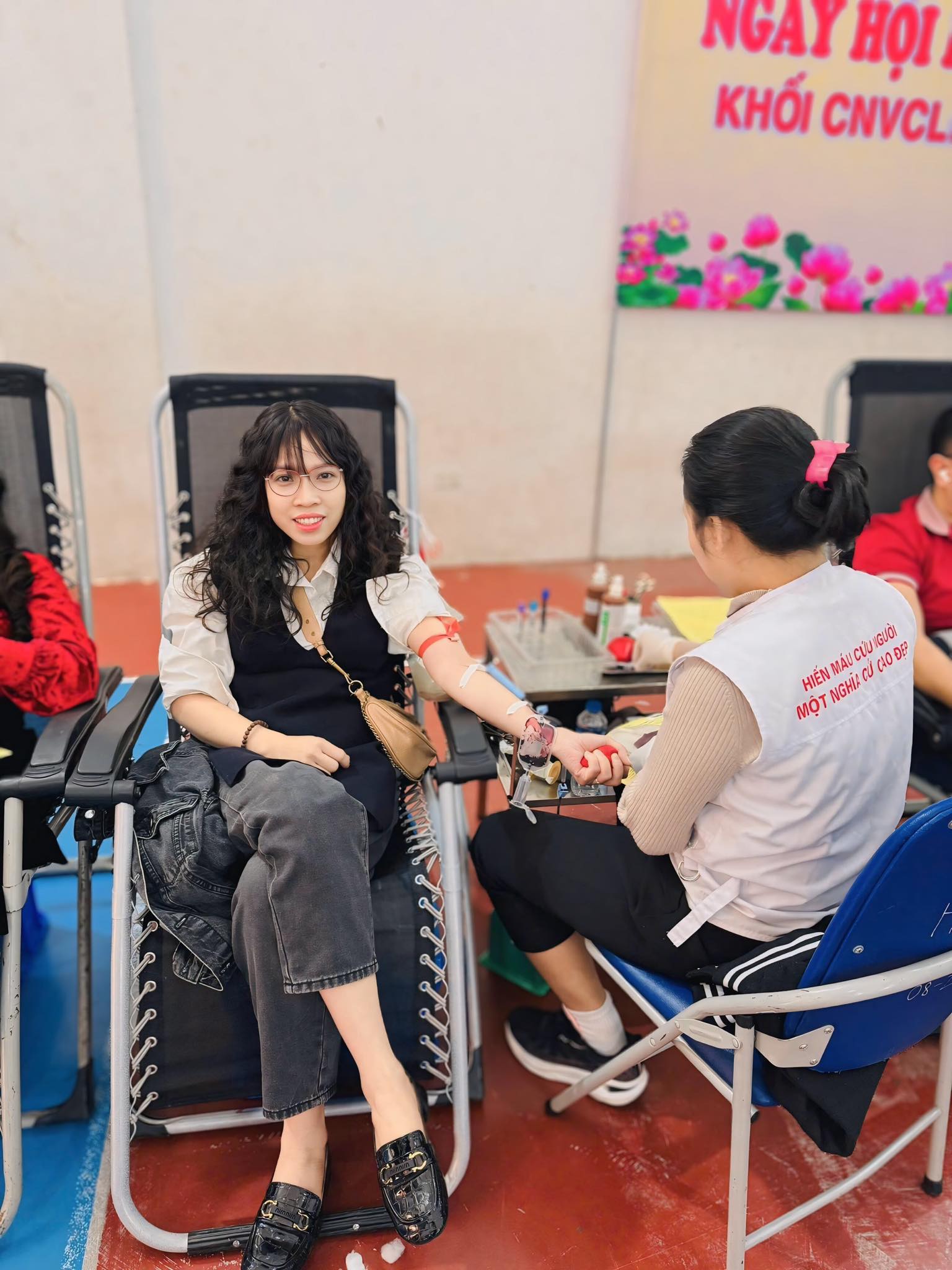 A person sitting in a chair holding a hand of another person
AI-generated content may be incorrect.