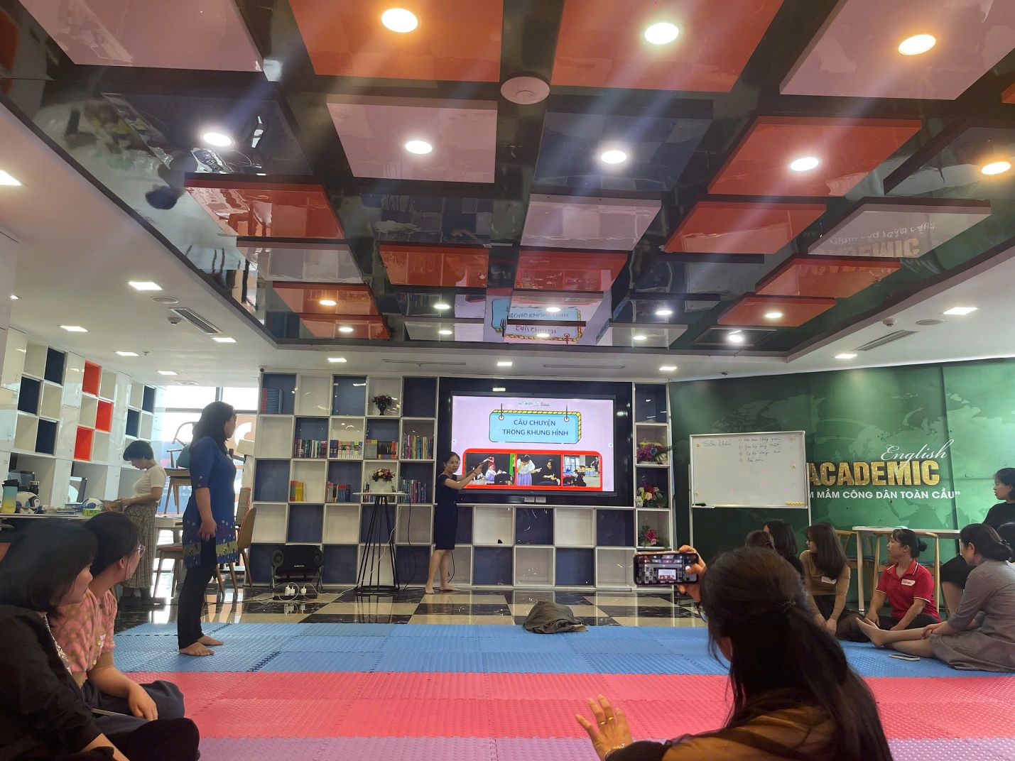 A group of people in a room

AI-generated content may be incorrect.