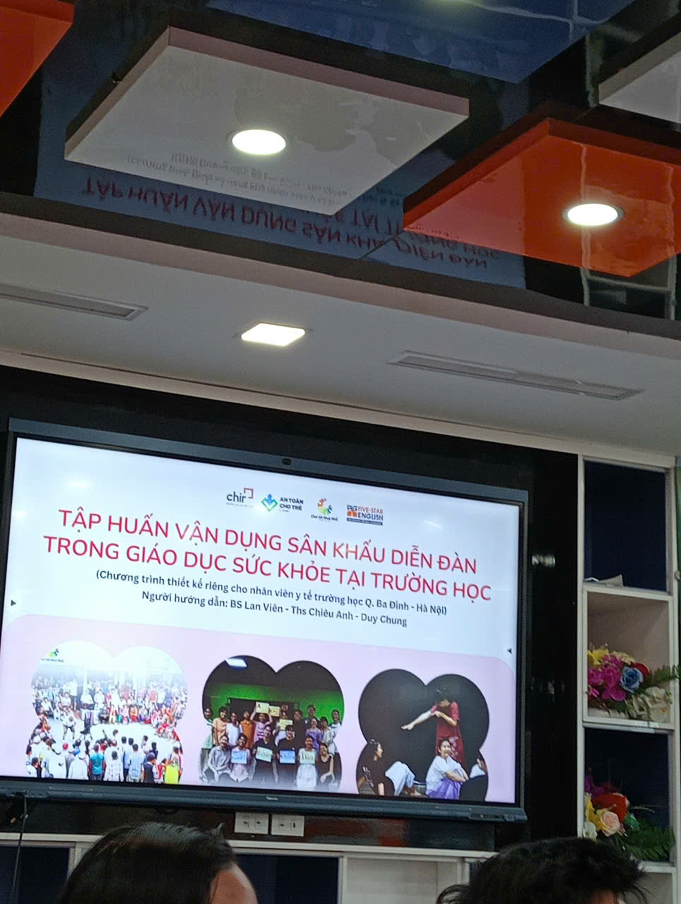 A large screen with a picture of people

AI-generated content may be incorrect.