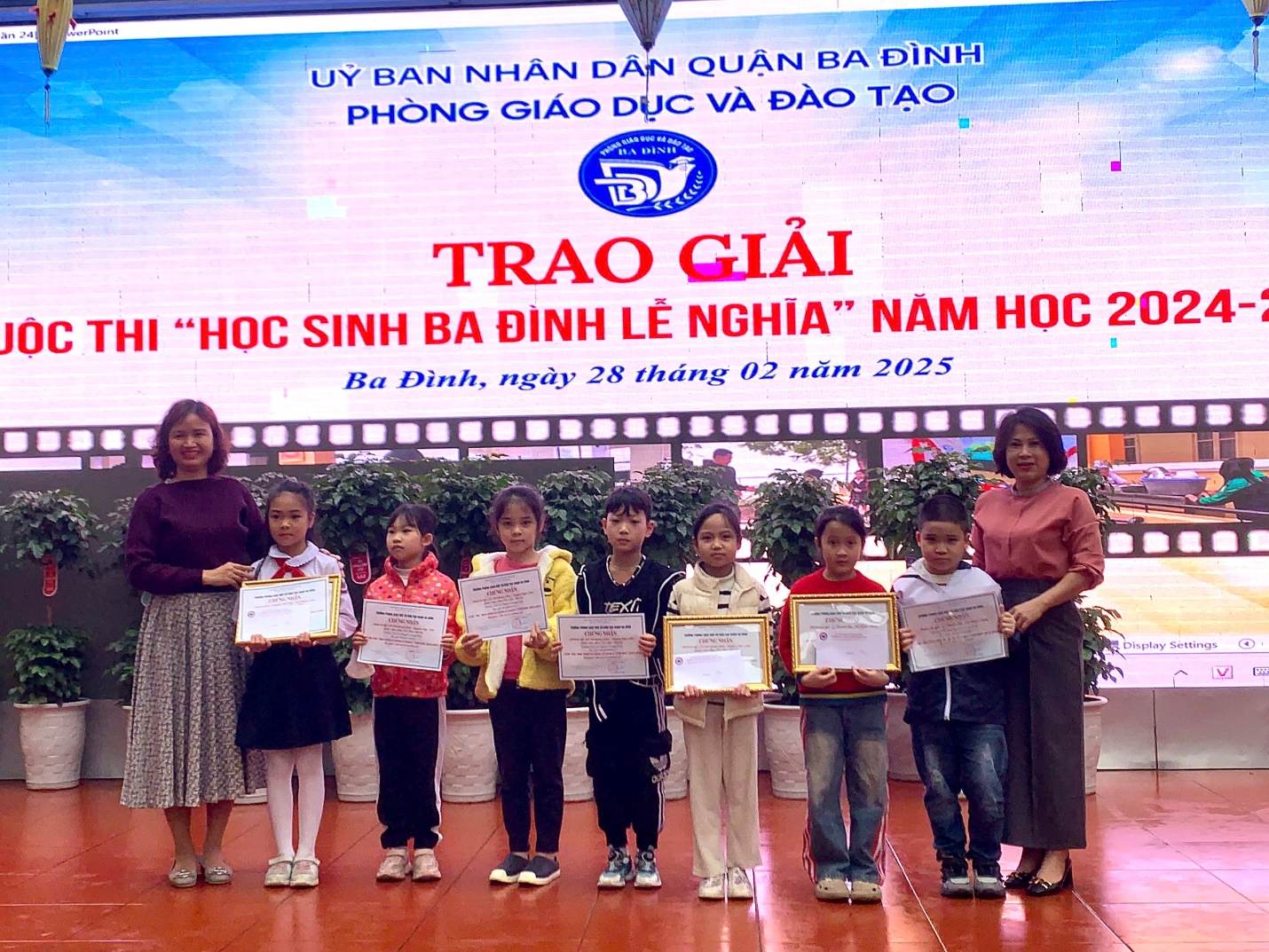 A group of children holding certificates
AI-generated content may be incorrect.