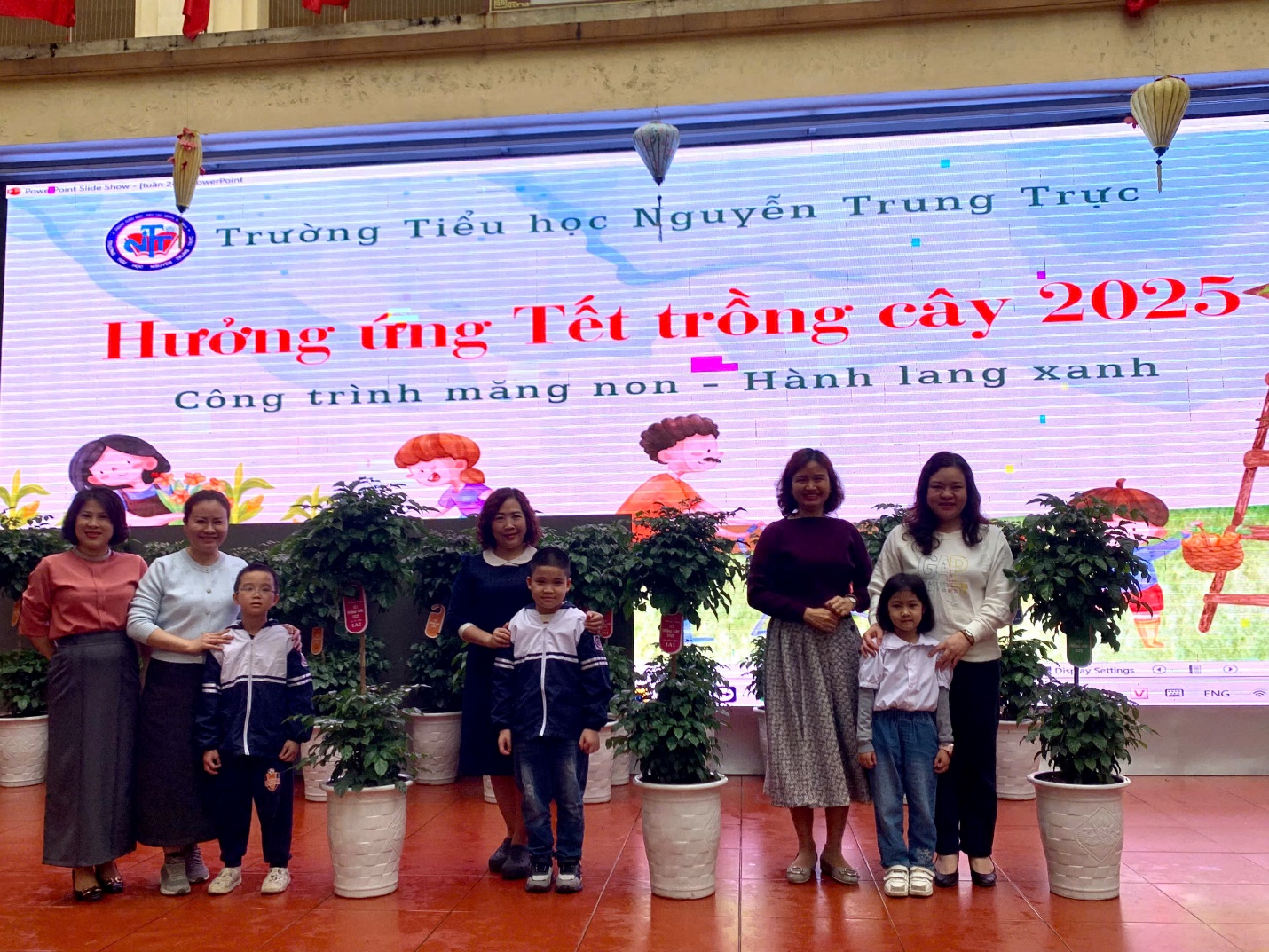 A group of people standing in front of a large screen
AI-generated content may be incorrect.