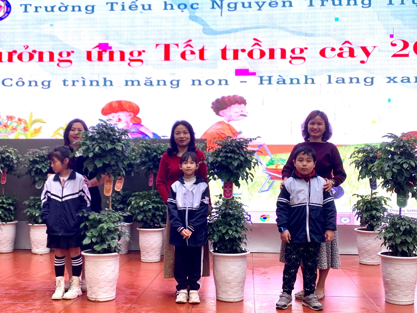 A group of people standing in front of a screen
AI-generated content may be incorrect.