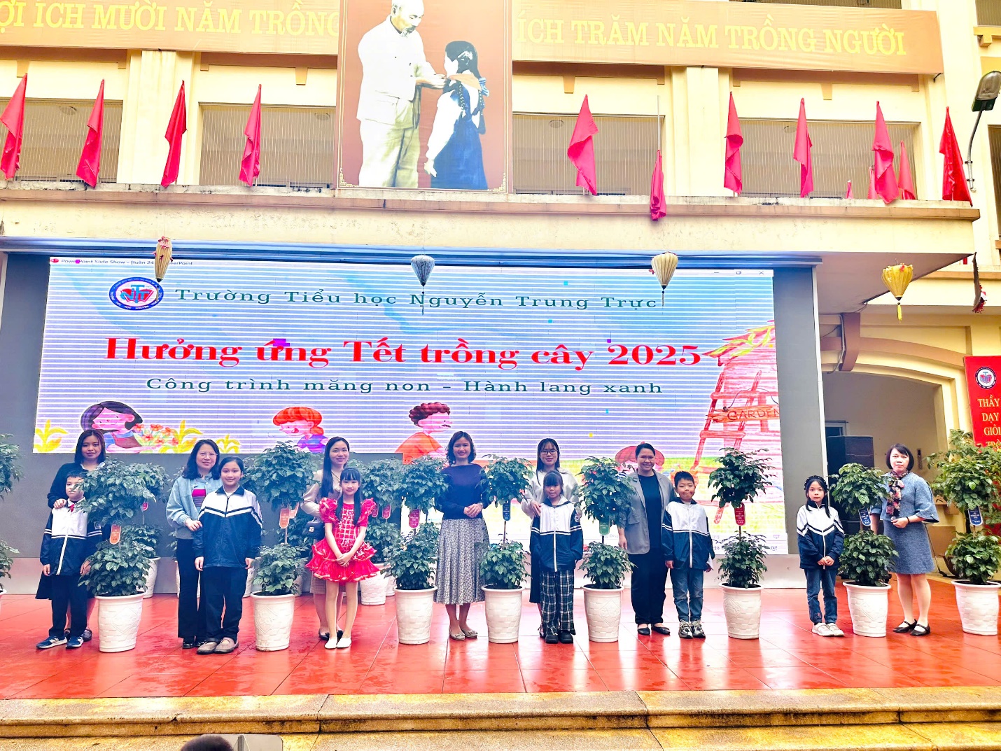 A group of people standing on a stage
AI-generated content may be incorrect.