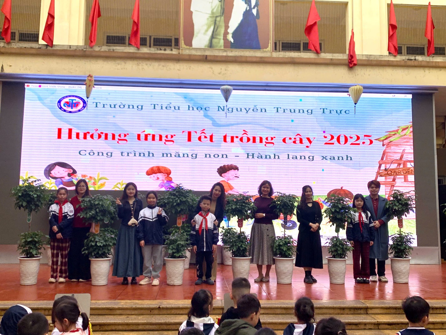 A group of people standing on a stage
AI-generated content may be incorrect.