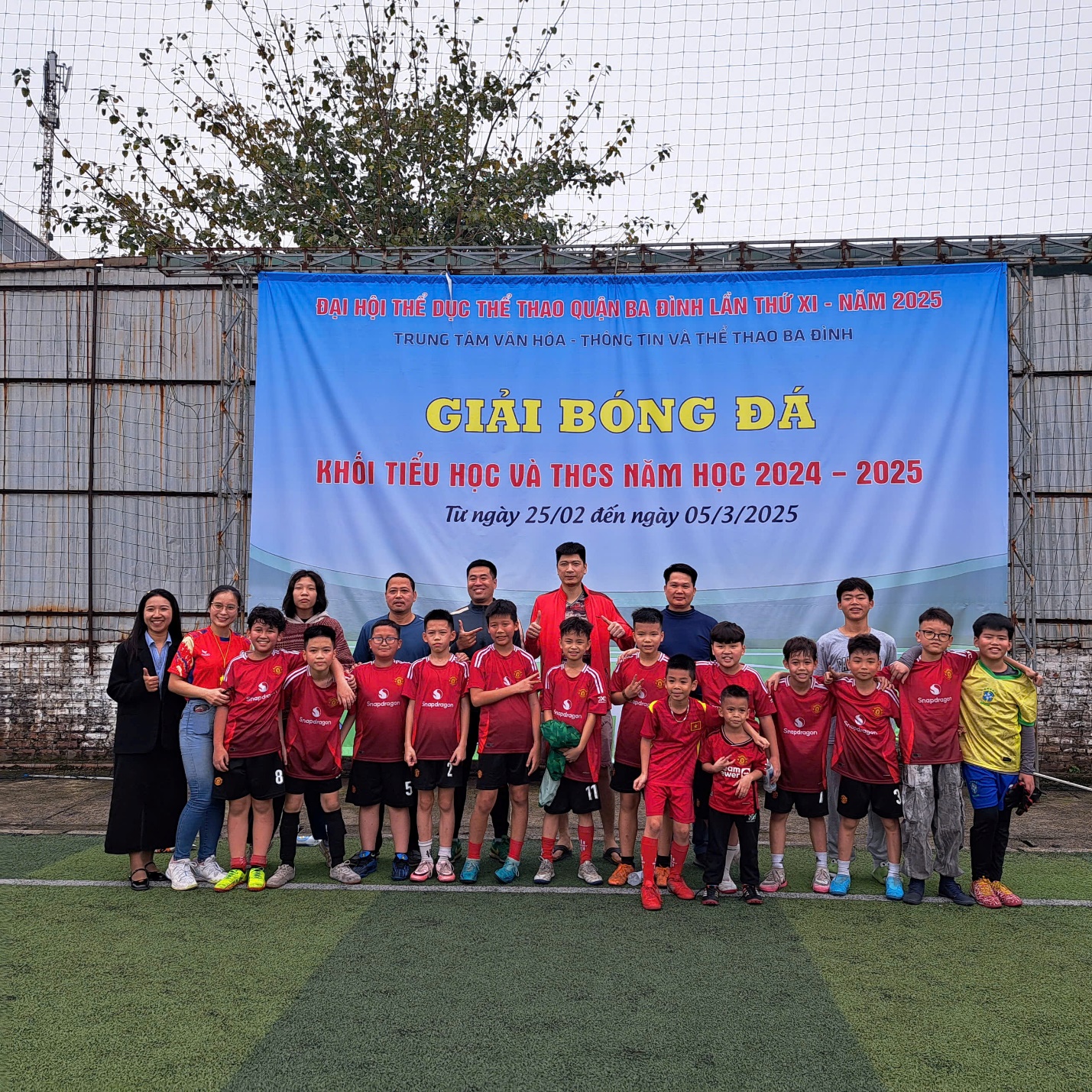 A group of kids posing for a photo

AI-generated content may be incorrect.