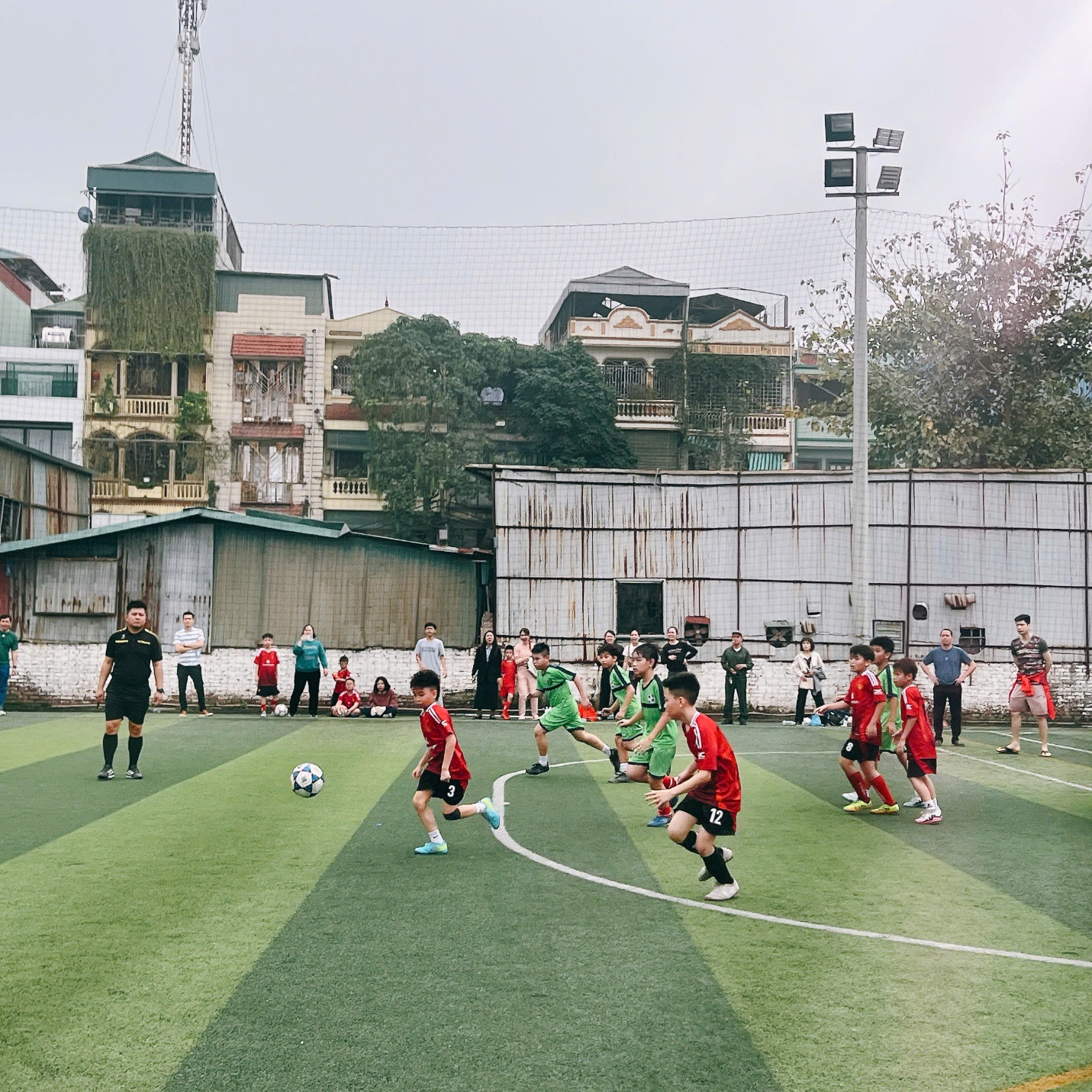 A group of people playing football on a field

AI-generated content may be incorrect.