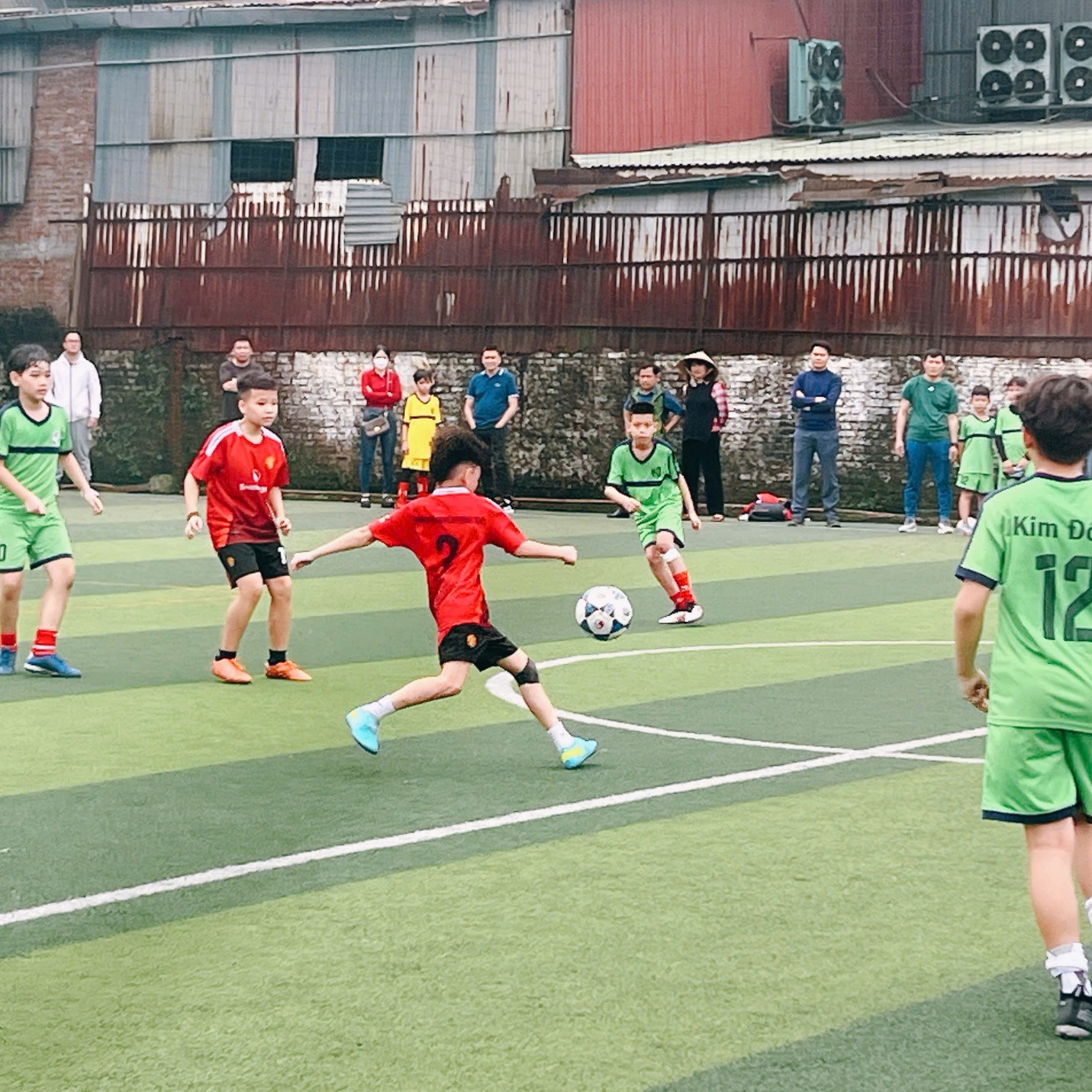 A group of kids playing football

AI-generated content may be incorrect.