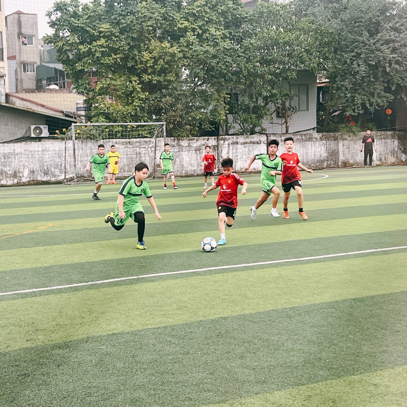 A group of kids playing football on a field

AI-generated content may be incorrect.