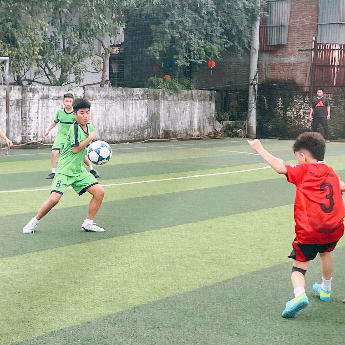 A group of kids playing football

AI-generated content may be incorrect.