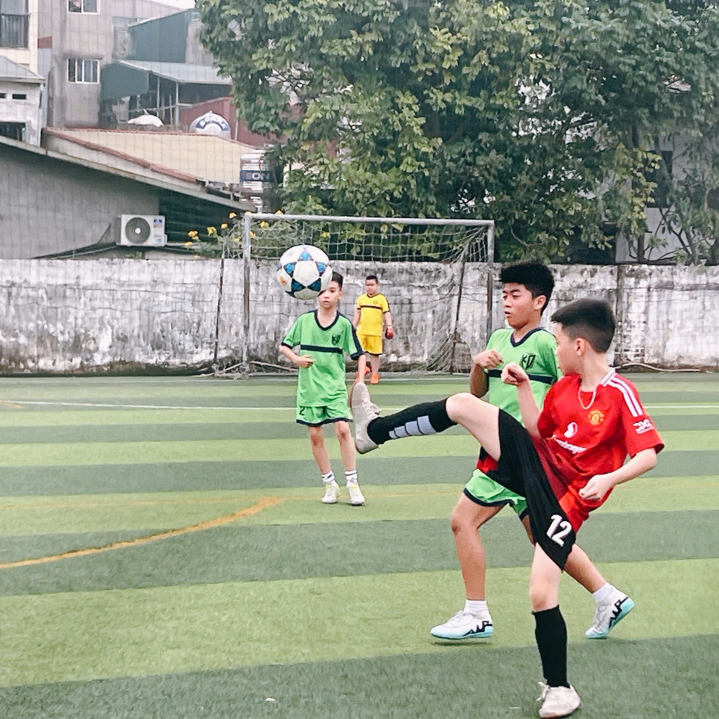 A group of boys playing football

AI-generated content may be incorrect.