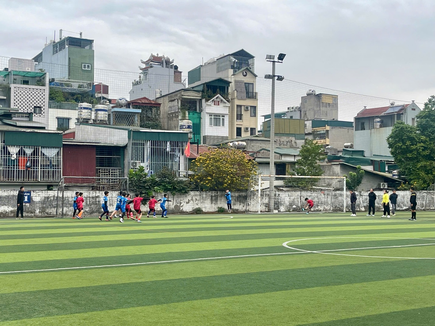 A group of people on a football field

AI-generated content may be incorrect.