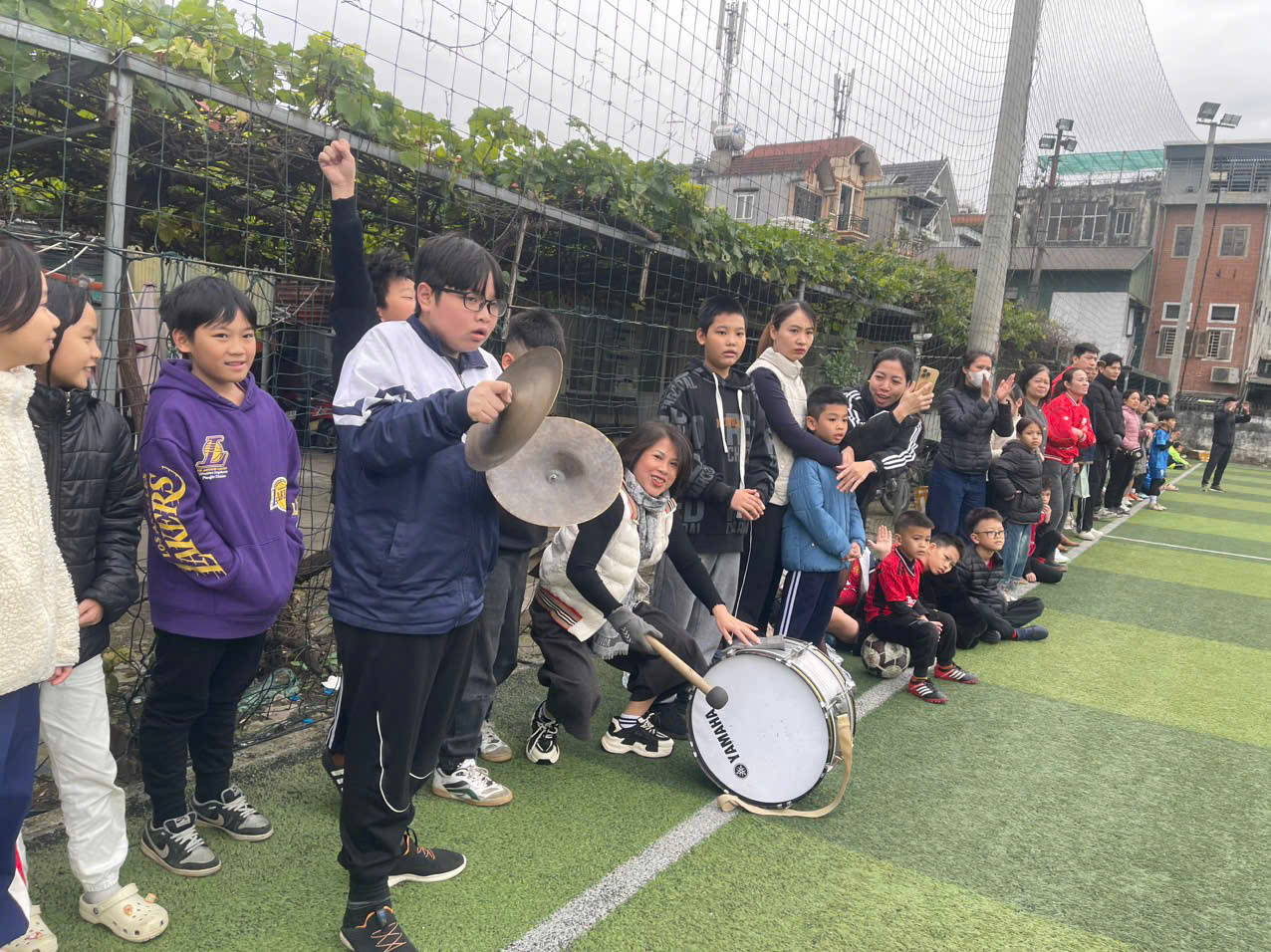 A group of people on a field

AI-generated content may be incorrect.