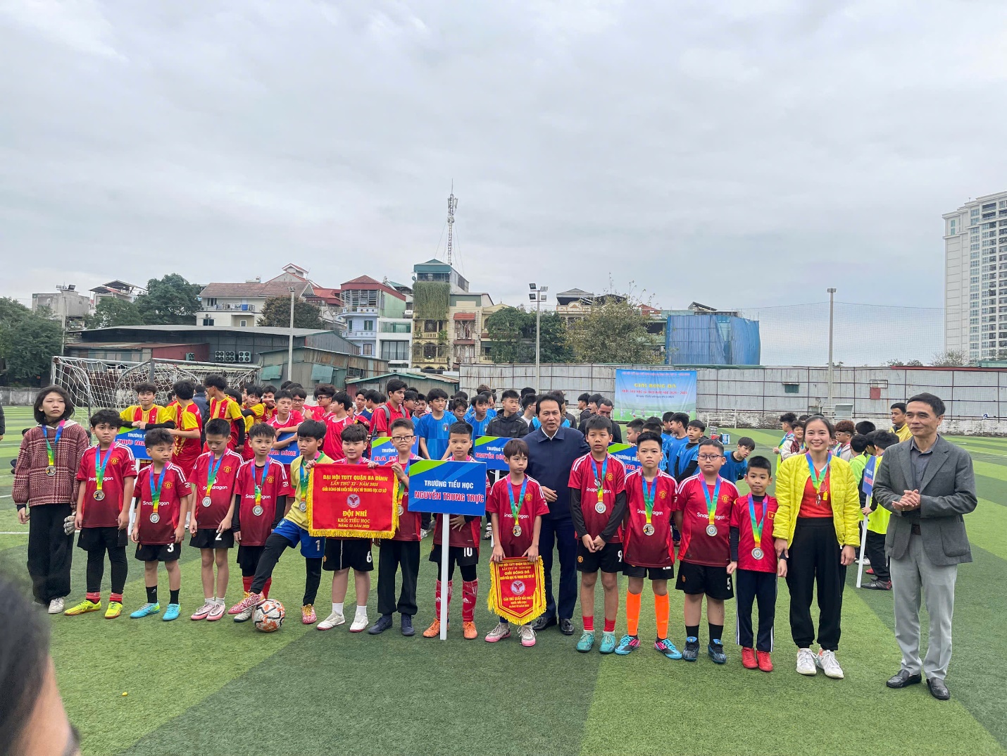 A group of people standing on a field

AI-generated content may be incorrect.