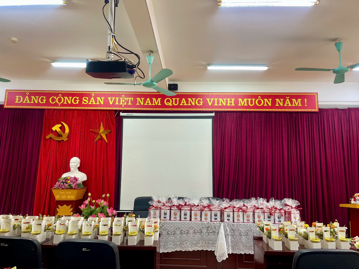 A table with red curtains and a statue on it

AI-generated content may be incorrect.