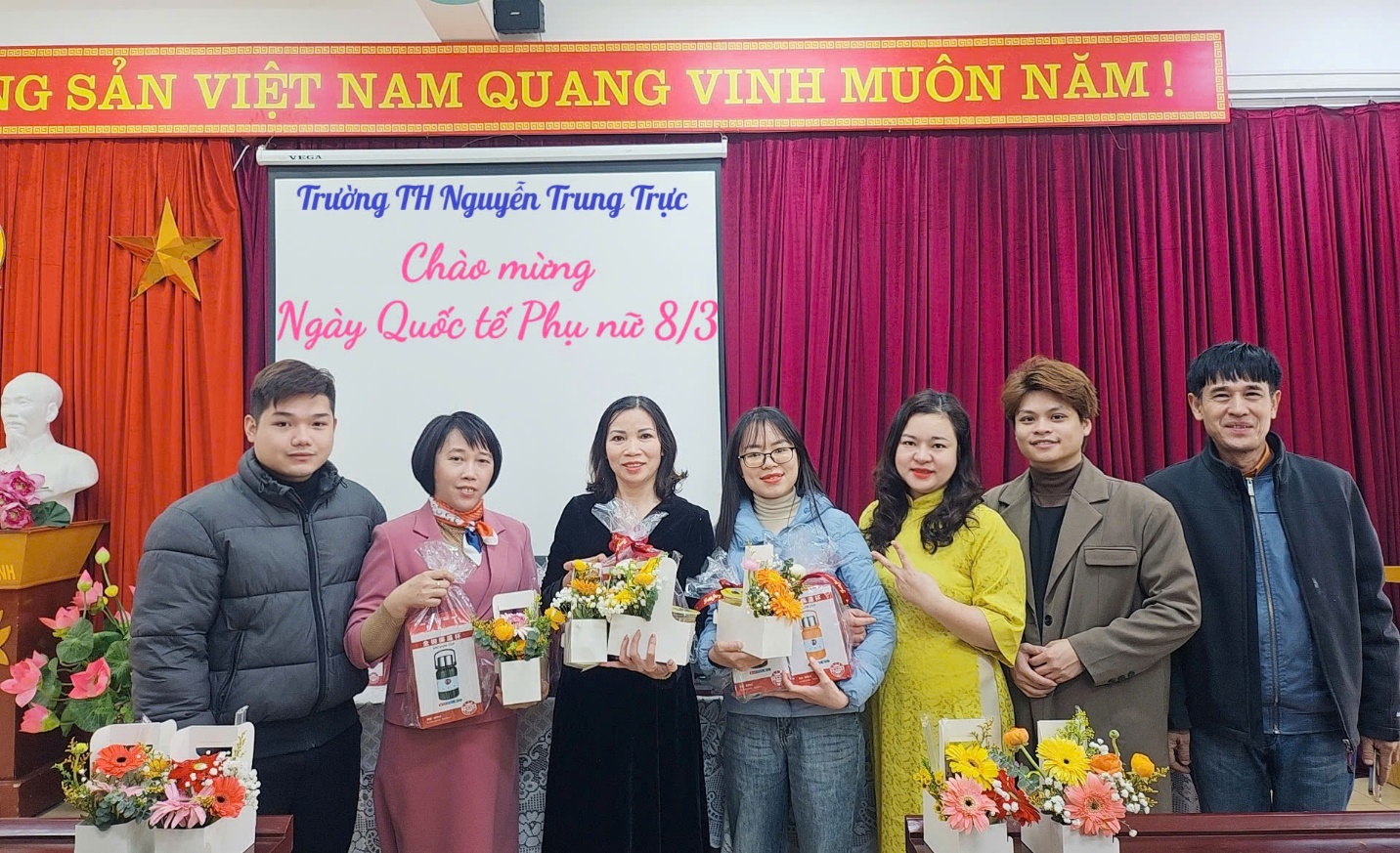 A group of people posing for a photo

AI-generated content may be incorrect.