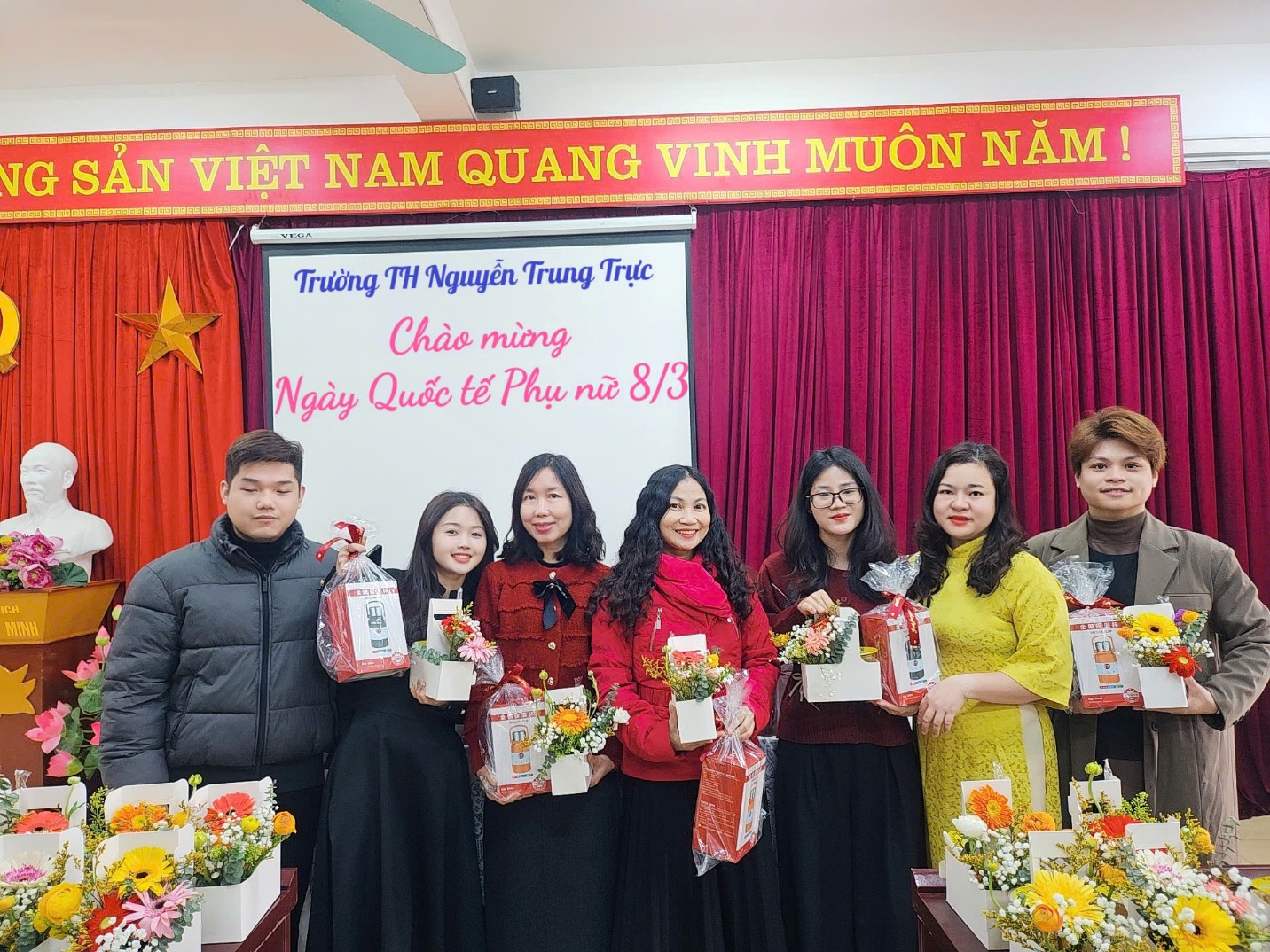 A group of people posing for a photo

AI-generated content may be incorrect.