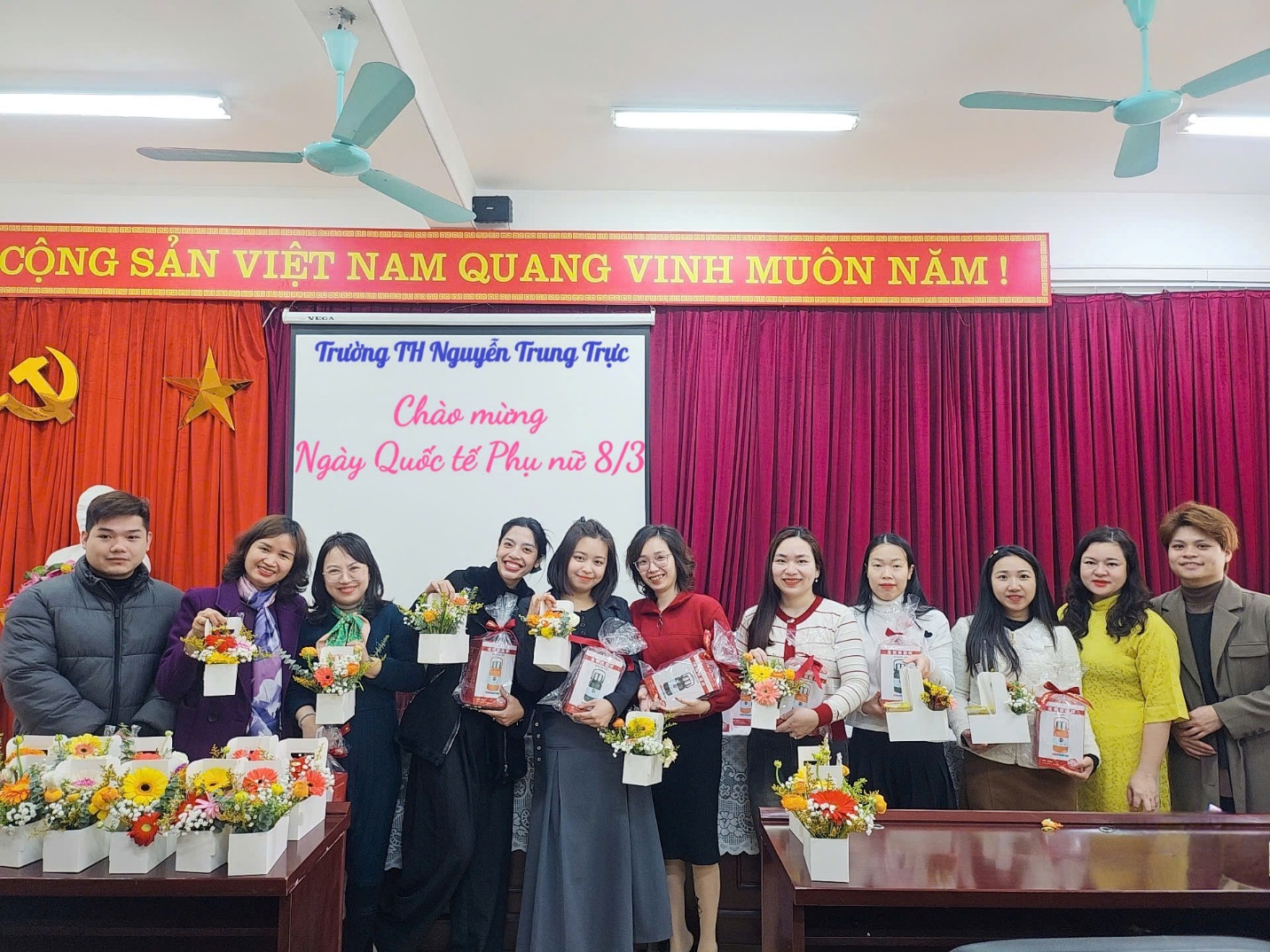 A group of people holding flowers

AI-generated content may be incorrect.