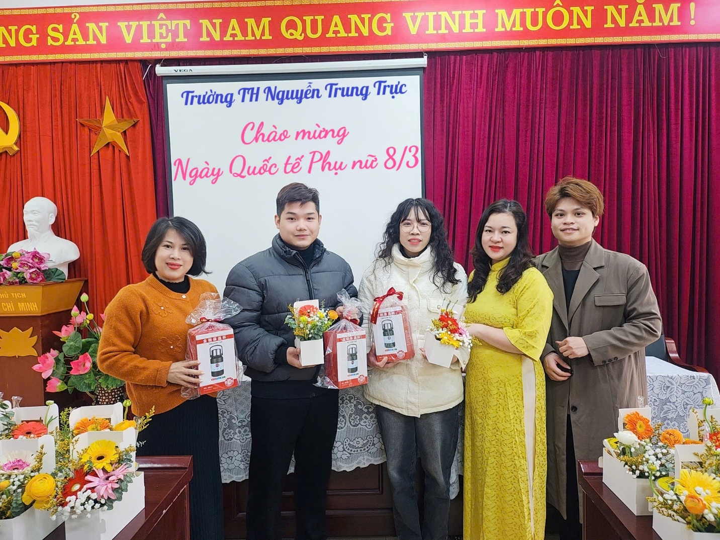 A group of people holding flowers

AI-generated content may be incorrect.