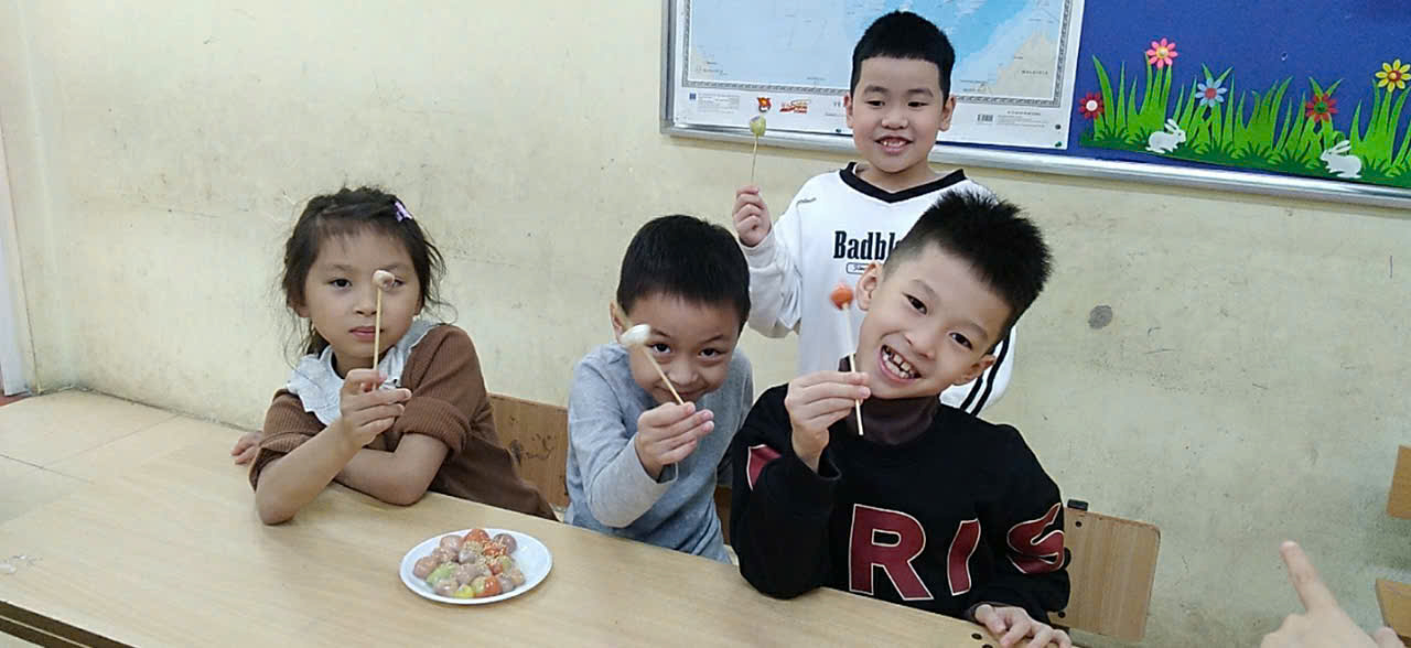 A group of children eating food
AI-generated content may be incorrect.