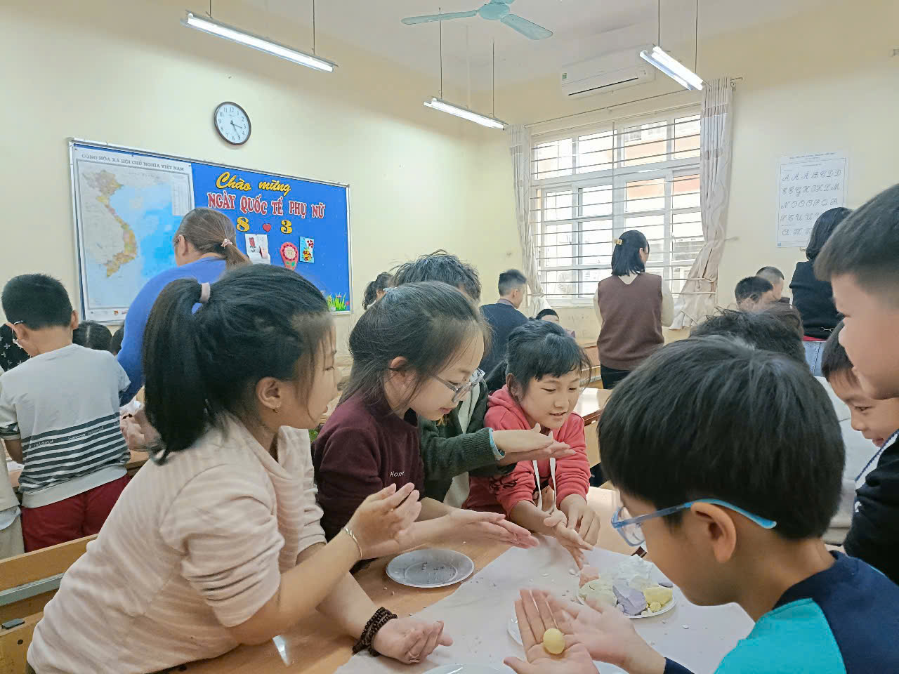 A group of children in a classroom
AI-generated content may be incorrect.