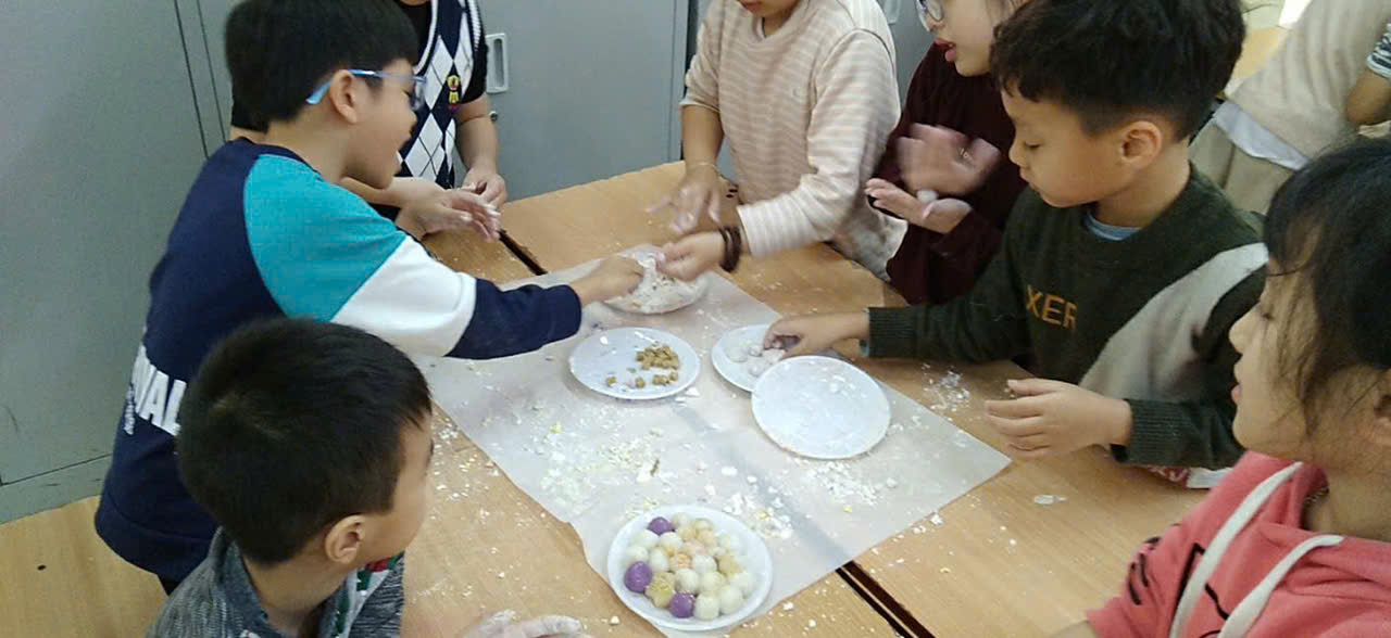 A group of people around a table
AI-generated content may be incorrect.