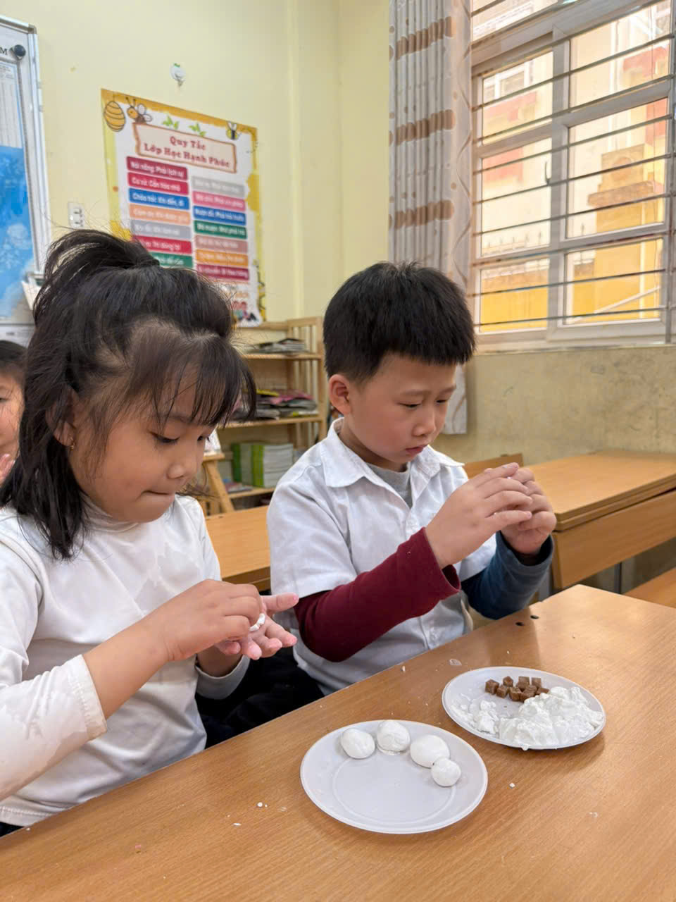 A group of children sitting at a table
AI-generated content may be incorrect.