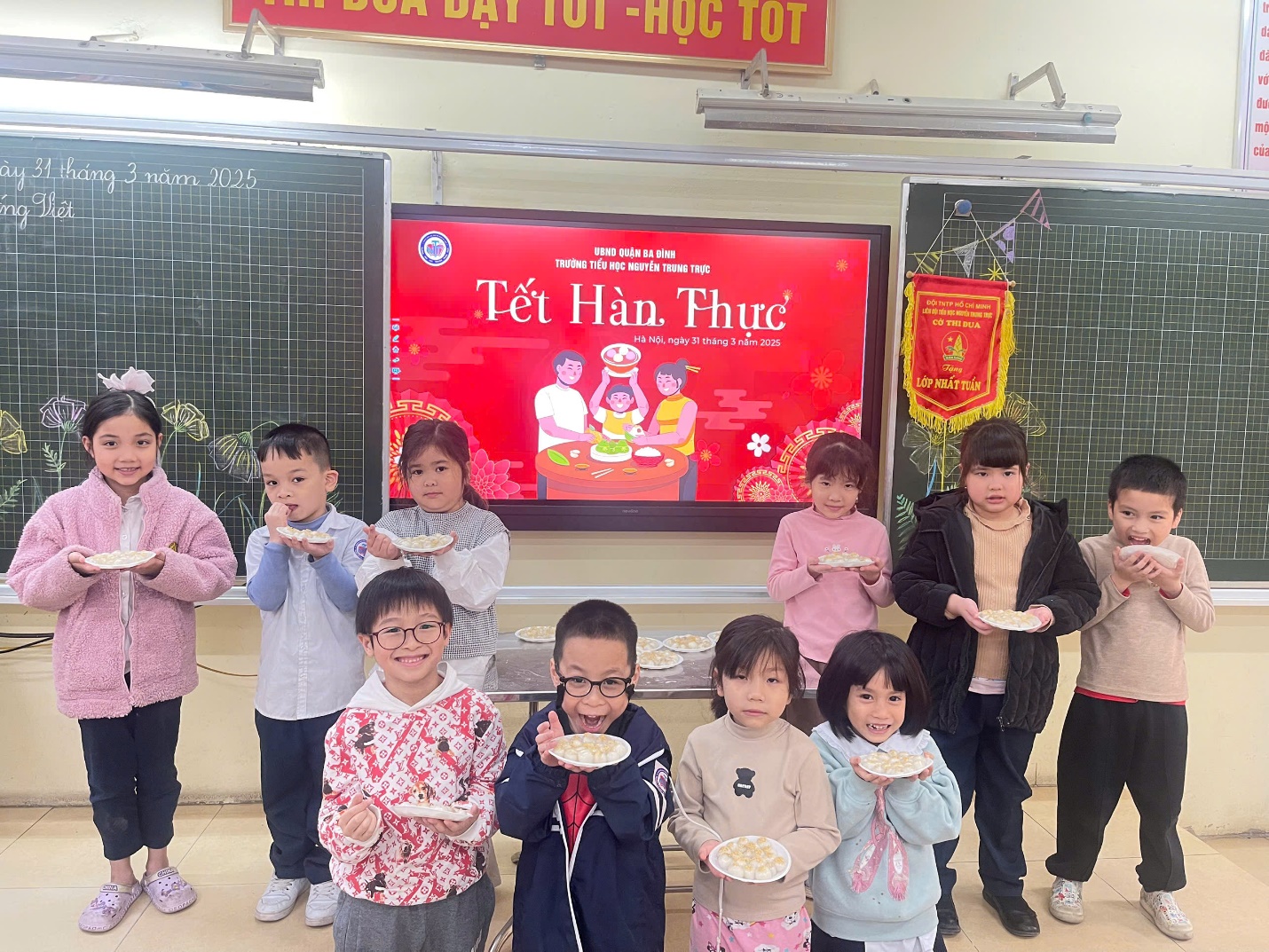 A group of children holding plates
AI-generated content may be incorrect.